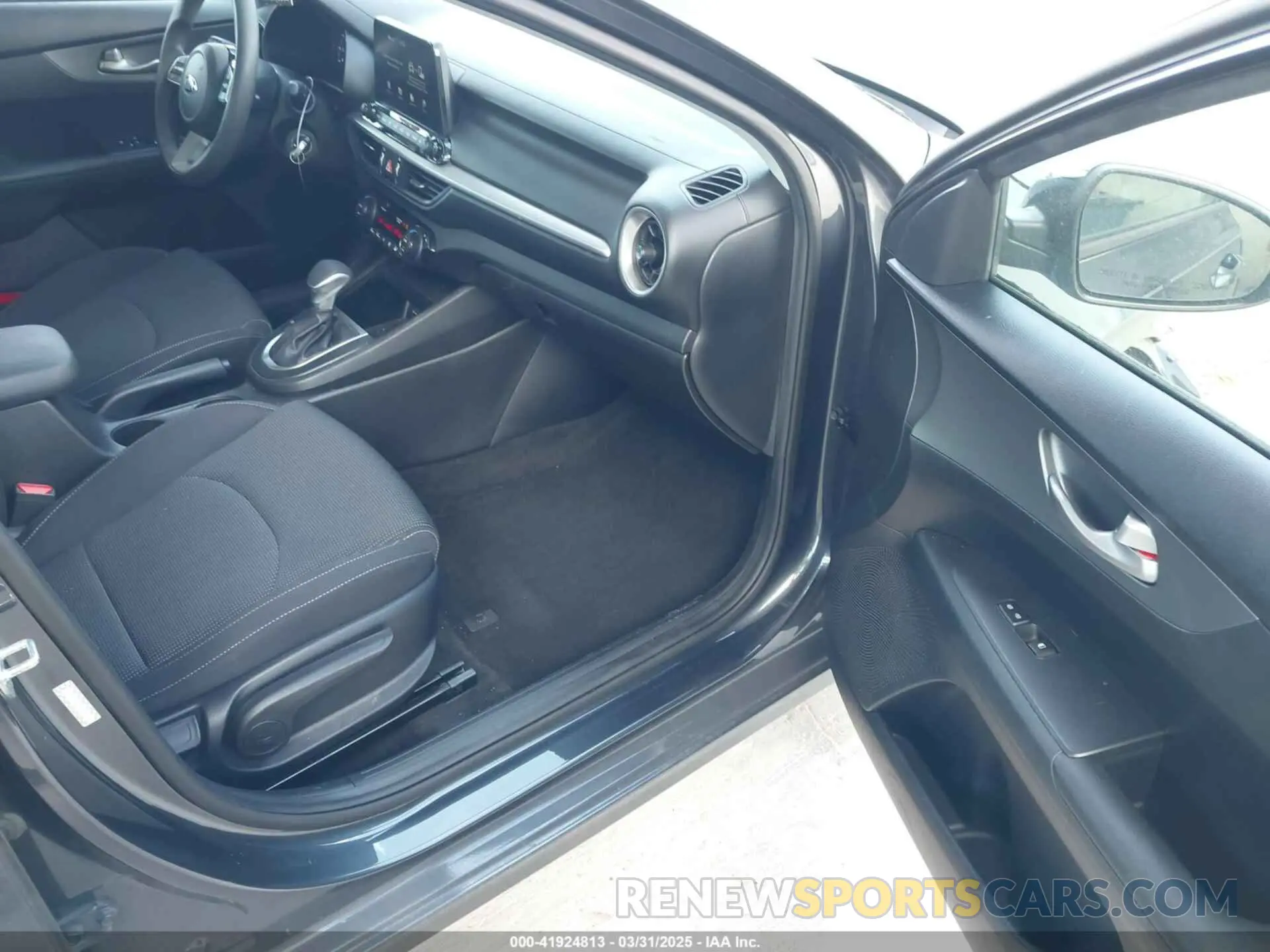 5 fotografías del automóvil dañado 3KPF24AD9KE097741 KIA FORTE 2019