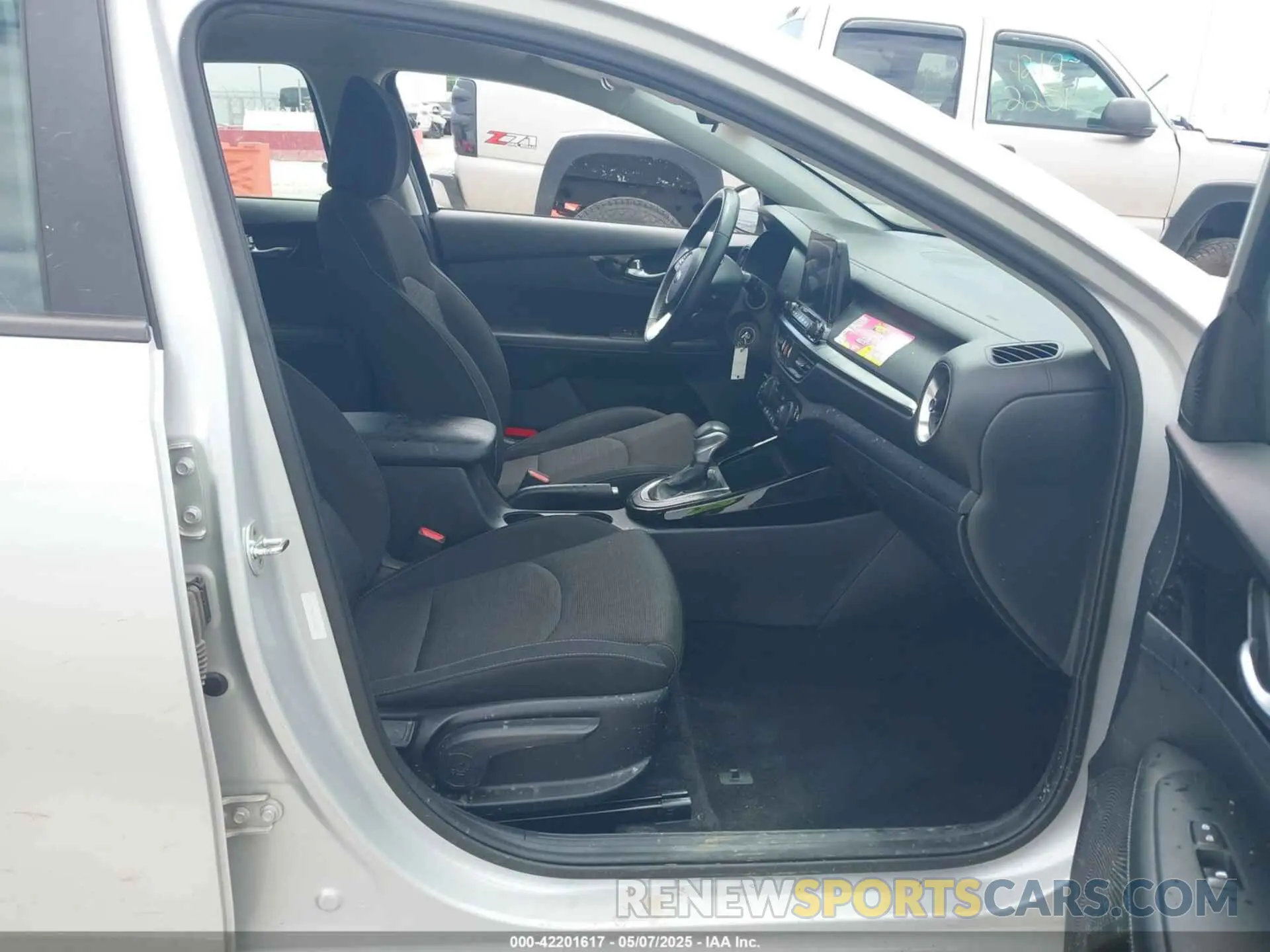 5 fotografías del automóvil dañado 3KPF34AD0KE042219 KIA FORTE 2019