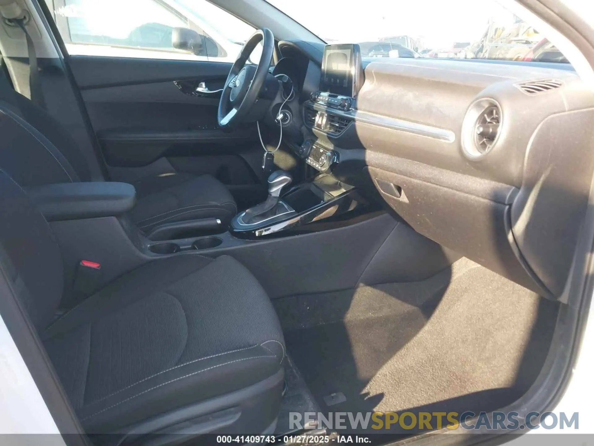 5 fotografías del automóvil dañado 3KPF34AD4KE070086 KIA FORTE 2019