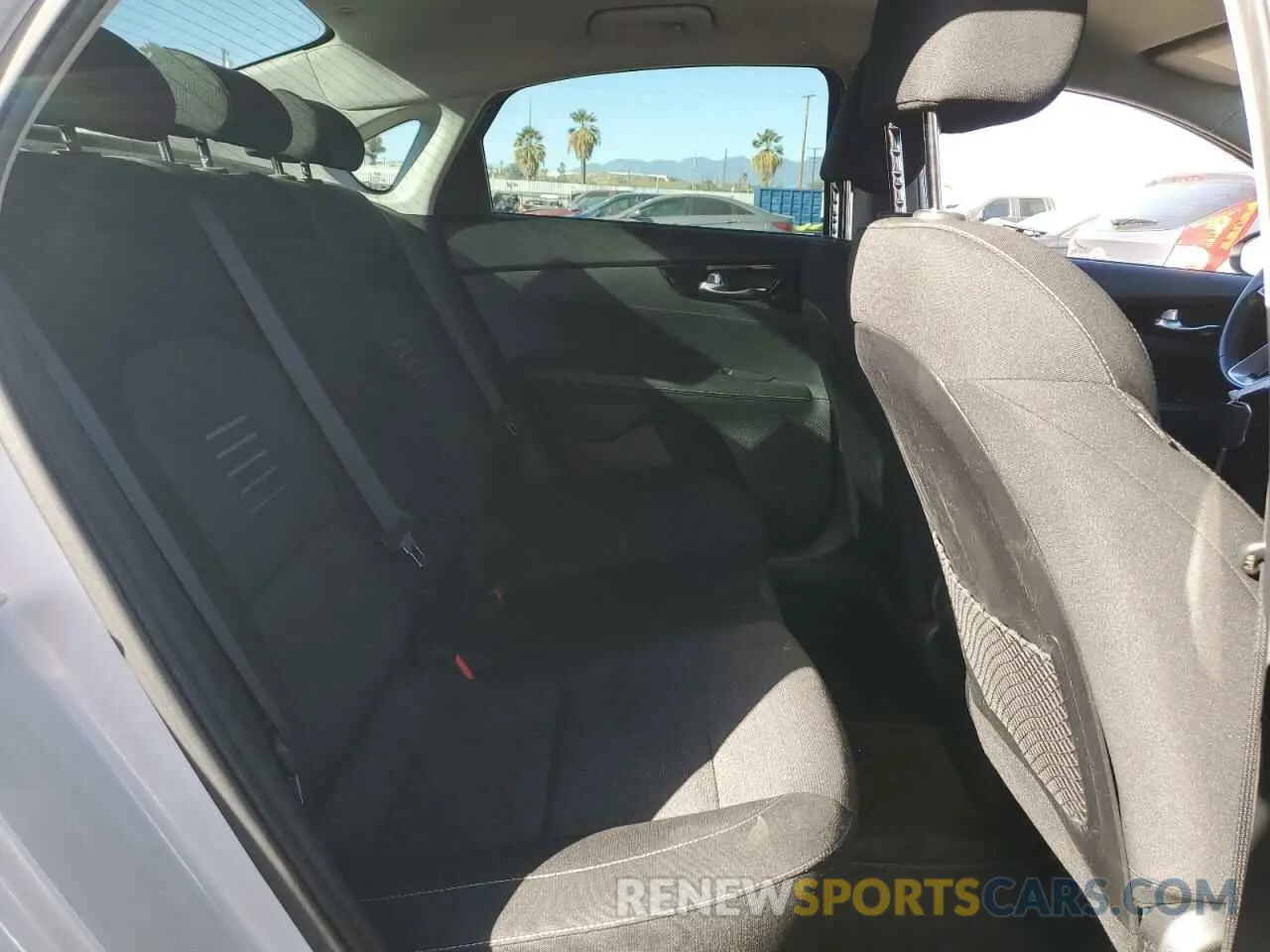 10 fotografías del automóvil dañado 3KPF34AD5KE042233 KIA FORTE 2019