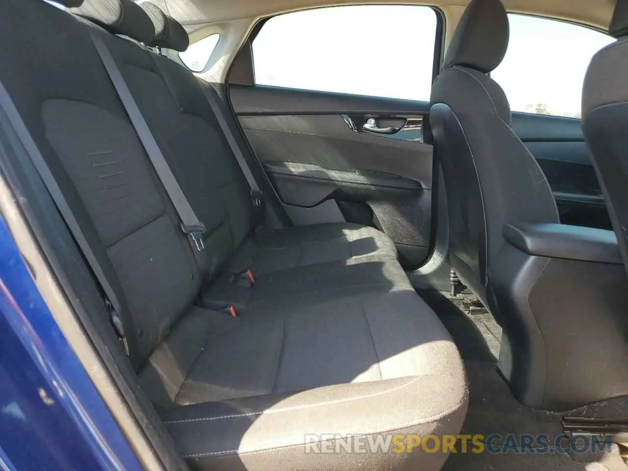 10 fotografías del automóvil dañado 3KPF34AD6KE040930 KIA FORTE 2019
