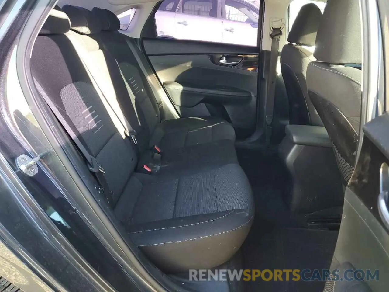 10 fotografías del automóvil dañado 3KPF34AD7KE018127 KIA FORTE 2019