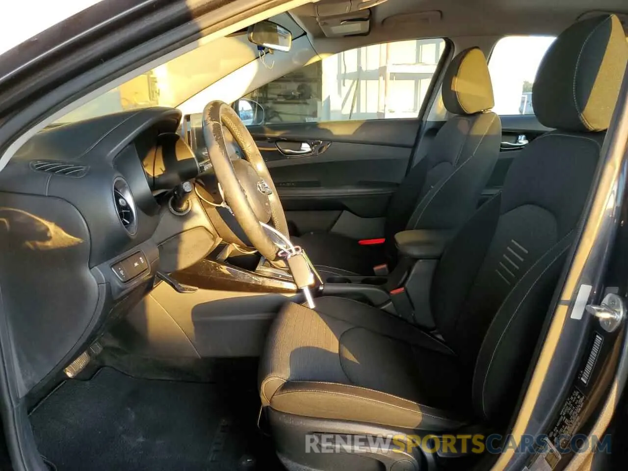 7 fotografías del automóvil dañado 3KPF34AD9KE017089 KIA FORTE 2019