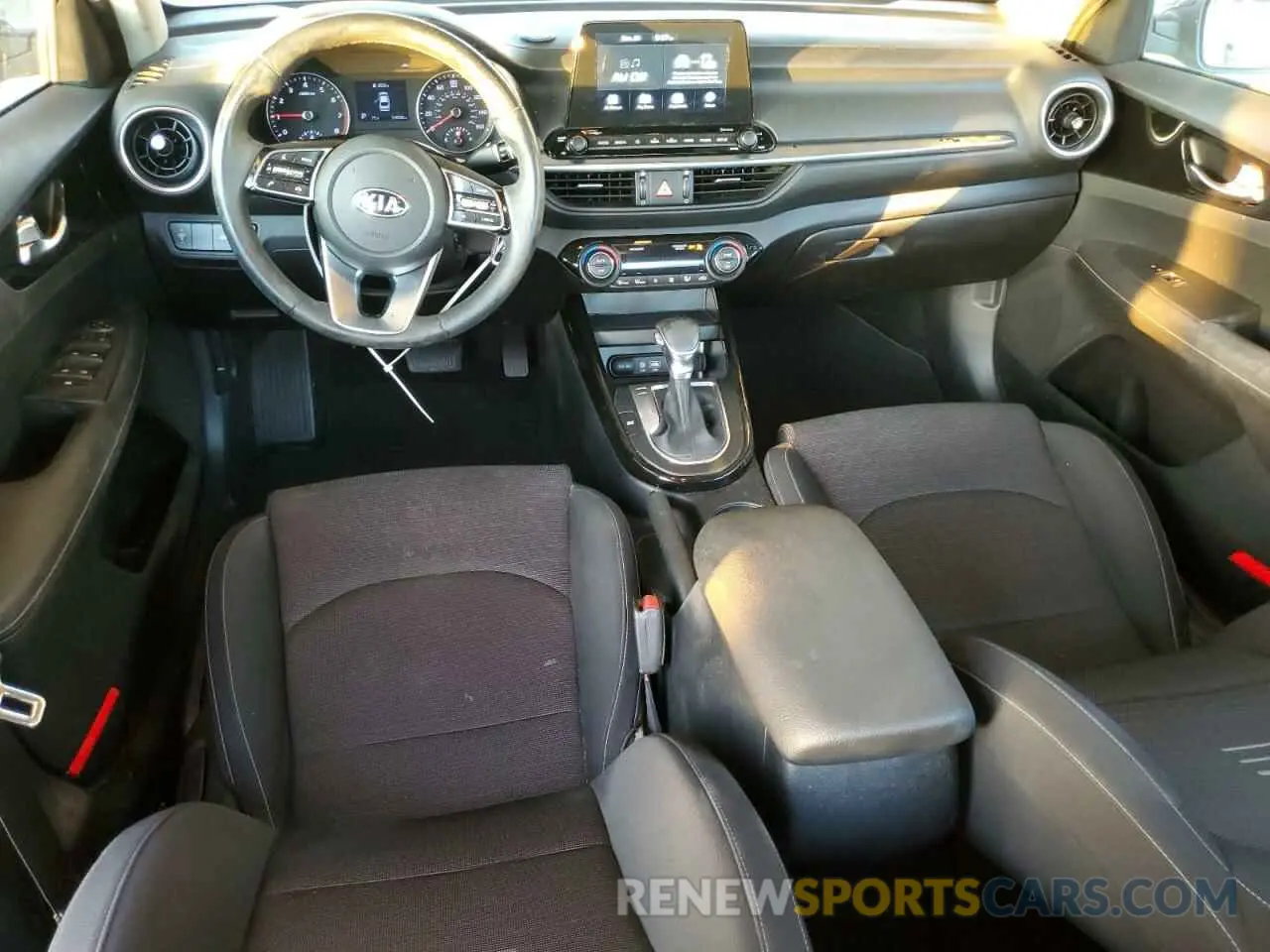 8 fotografías del automóvil dañado 3KPF34AD9KE017089 KIA FORTE 2019