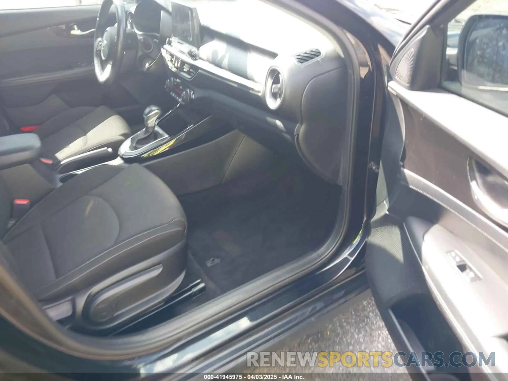 5 fotografías del automóvil dañado 3KPF34AD9KE028108 KIA FORTE 2019
