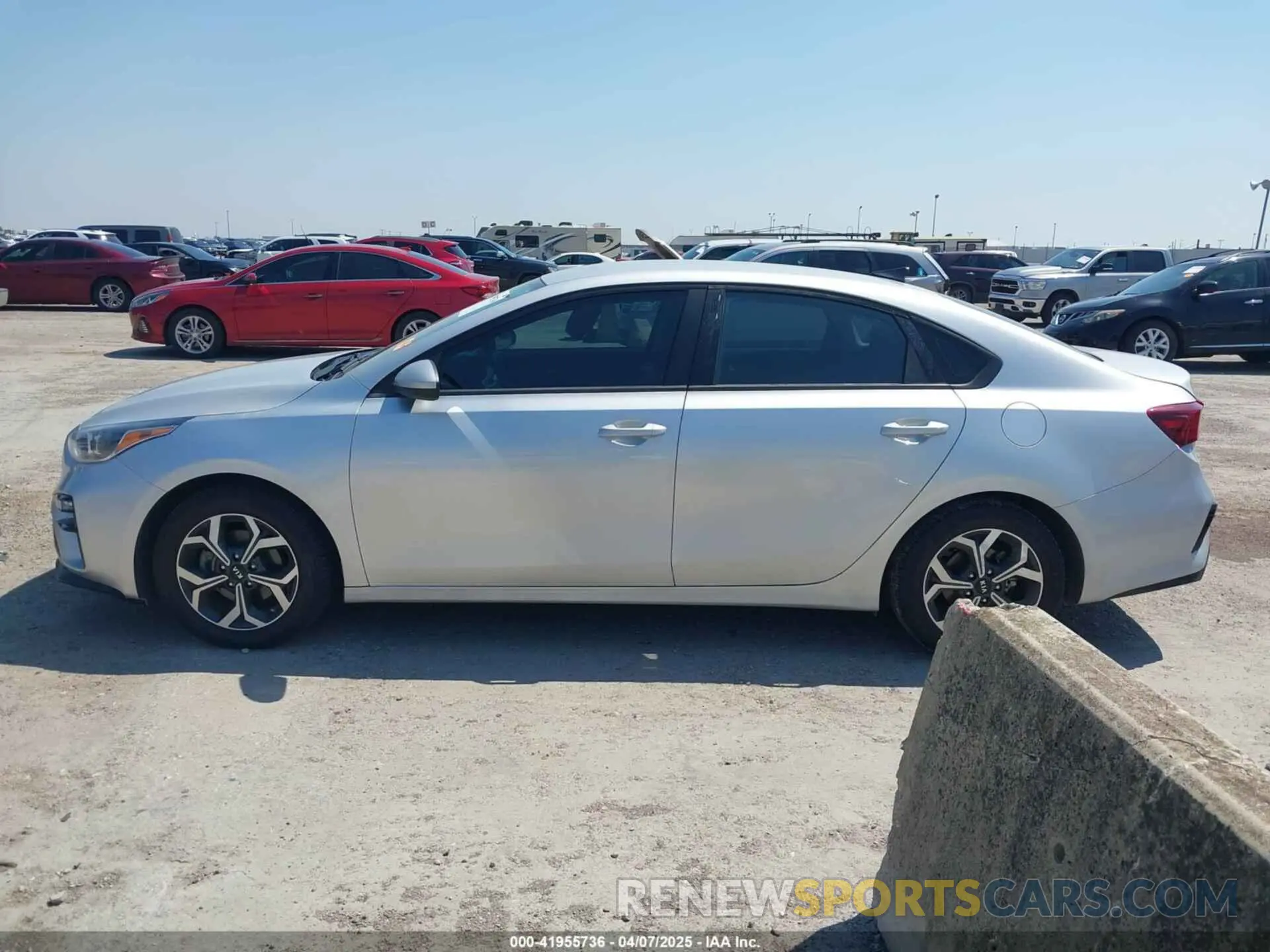 14 fotografías del automóvil dañado 3KPF24AD0LE236513 KIA FORTE 2020