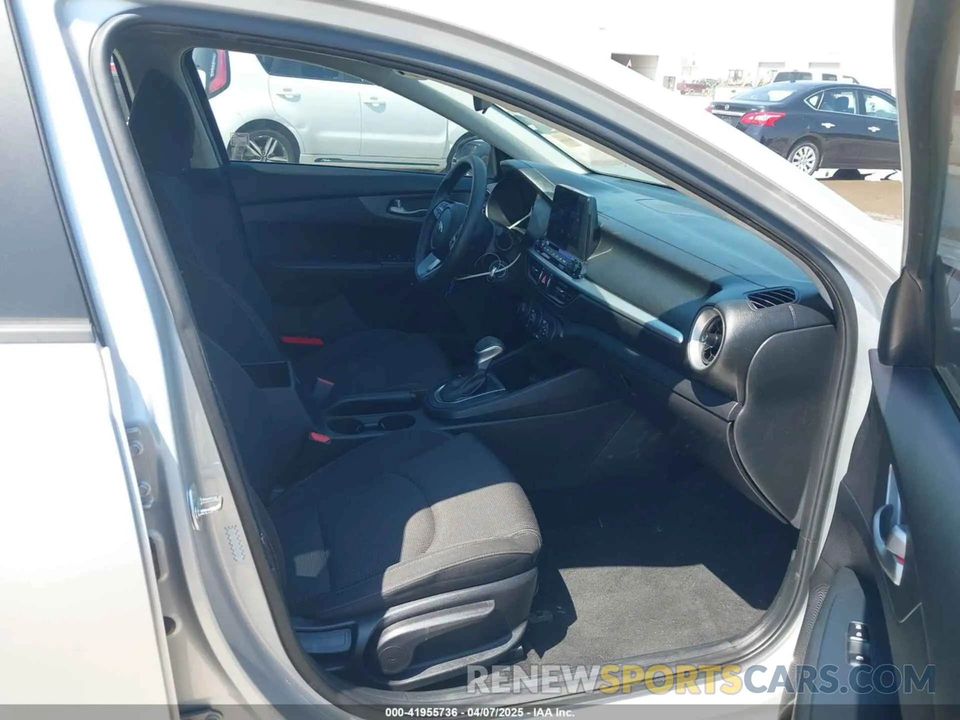 5 fotografías del automóvil dañado 3KPF24AD0LE236513 KIA FORTE 2020