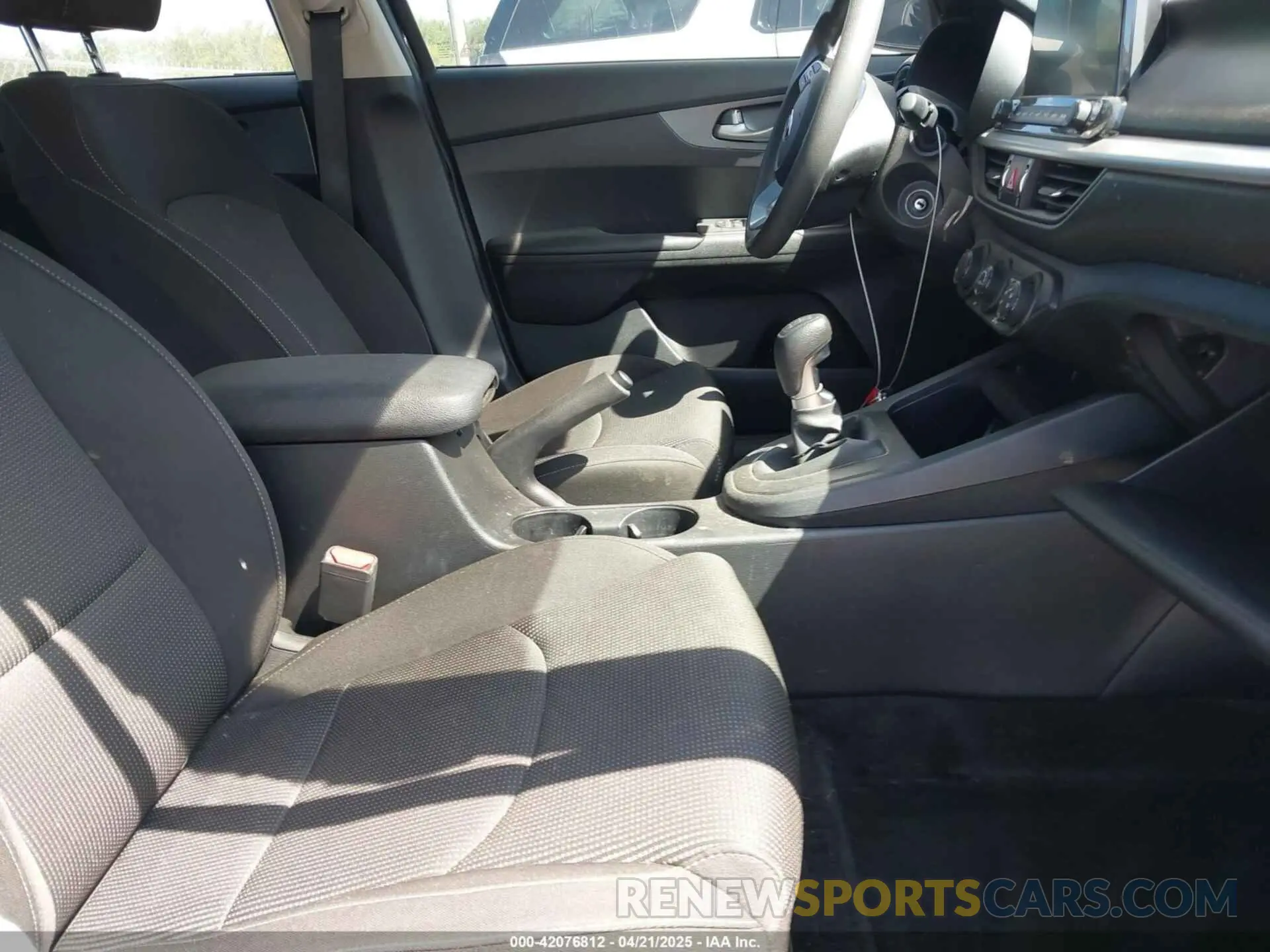 5 fotografías del automóvil dañado 3KPF24AD1LE142771 KIA FORTE 2020
