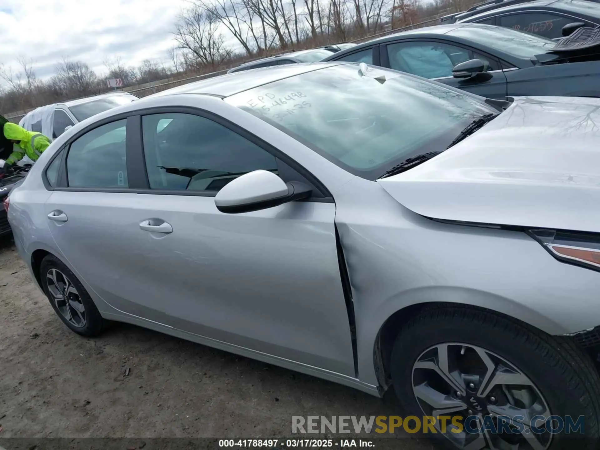 14 fotografías del automóvil dañado 3KPF24AD1LE224130 KIA FORTE 2020