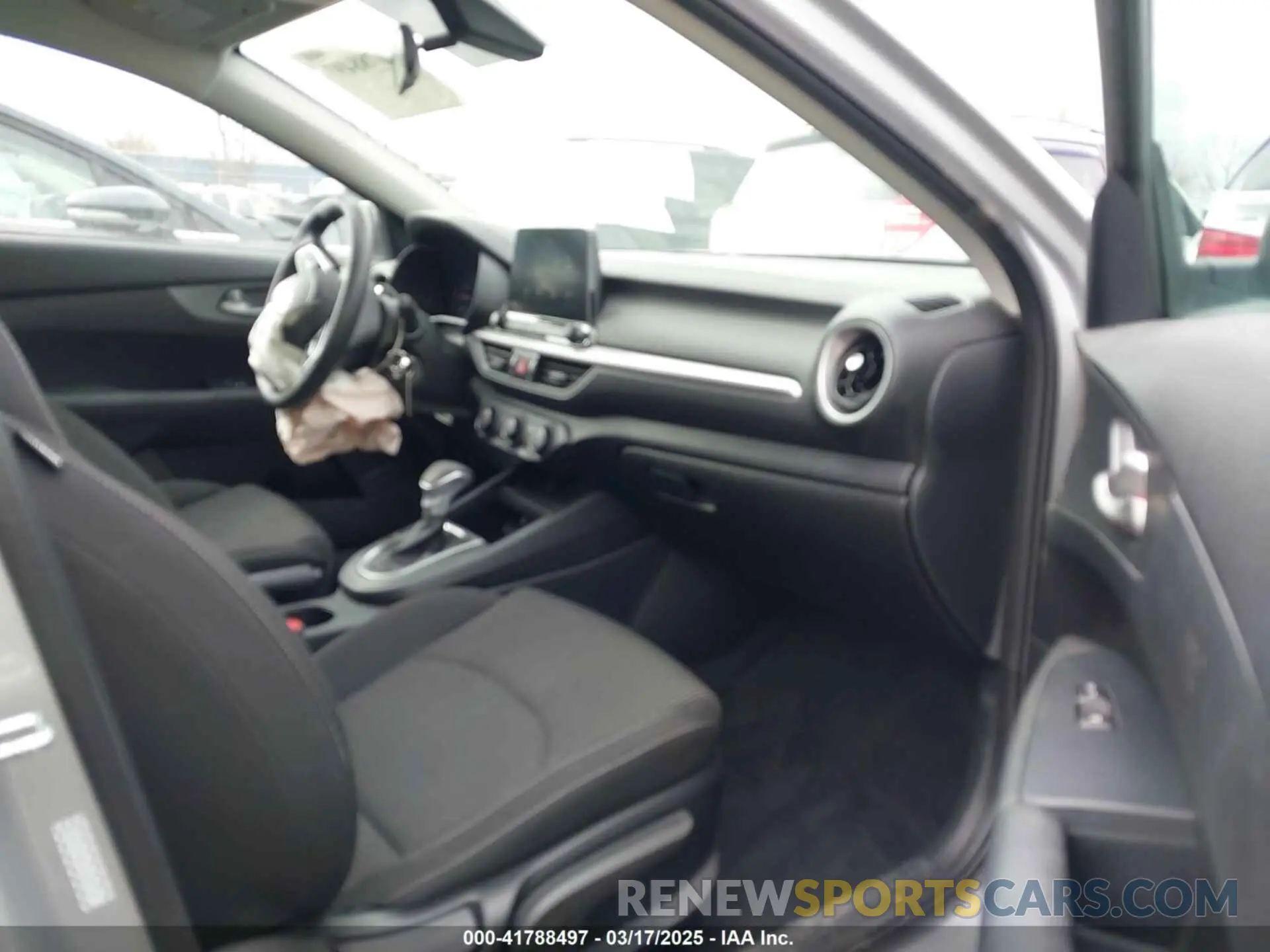 5 fotografías del automóvil dañado 3KPF24AD1LE224130 KIA FORTE 2020