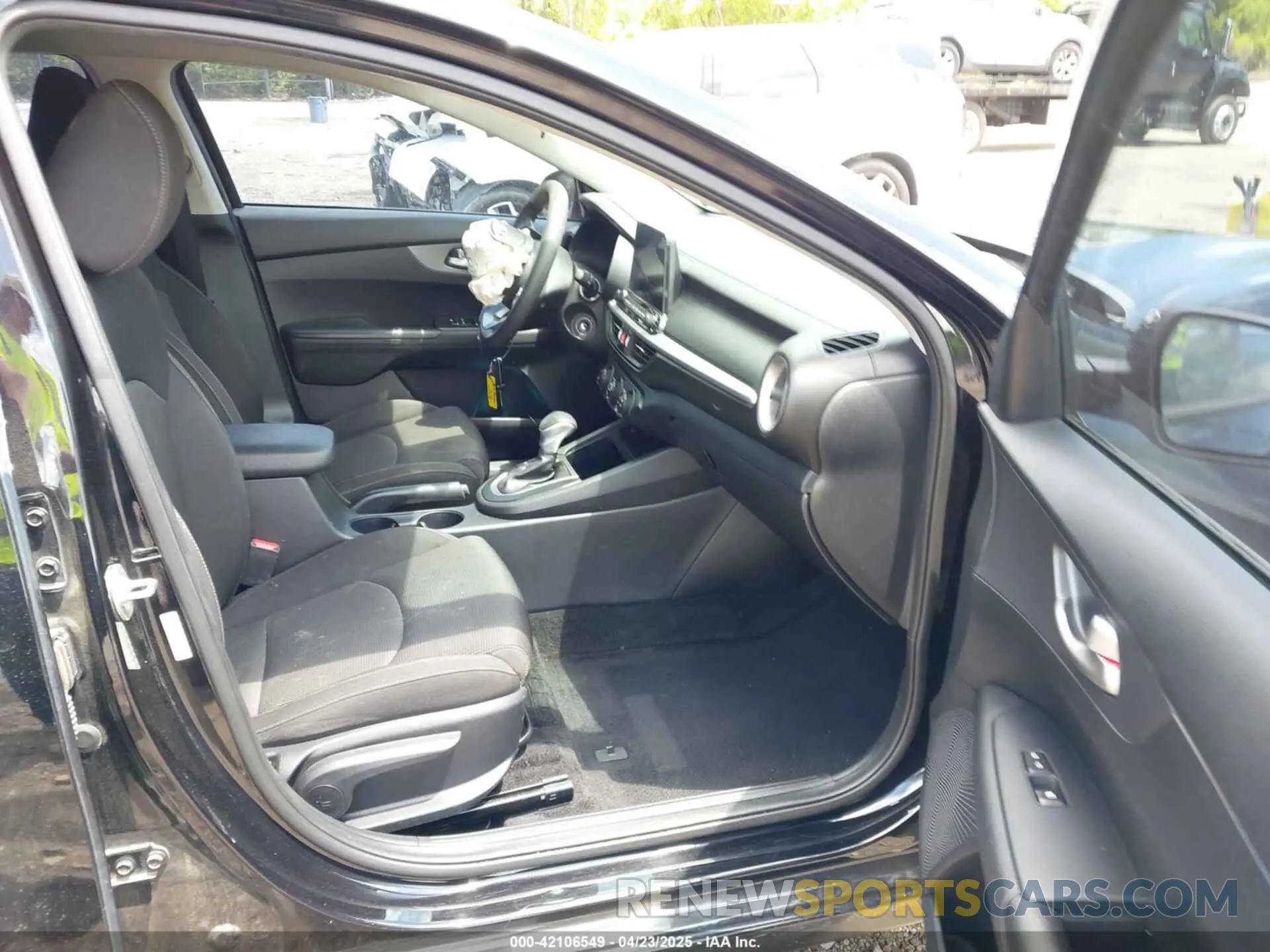 5 fotografías del automóvil dañado 3KPF24AD1LE257371 KIA FORTE 2020