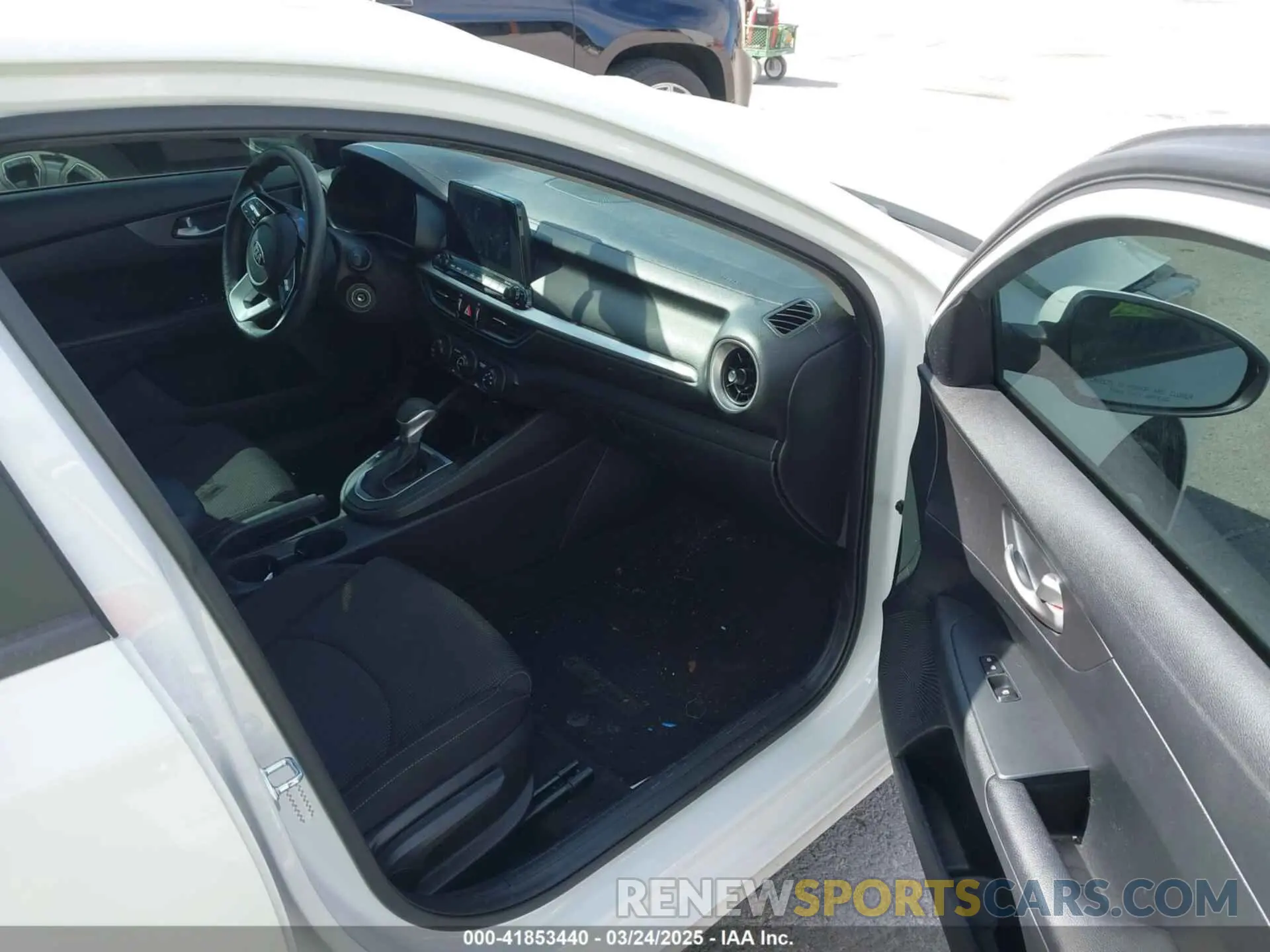 5 fotografías del automóvil dañado 3KPF24AD1LE257404 KIA FORTE 2020