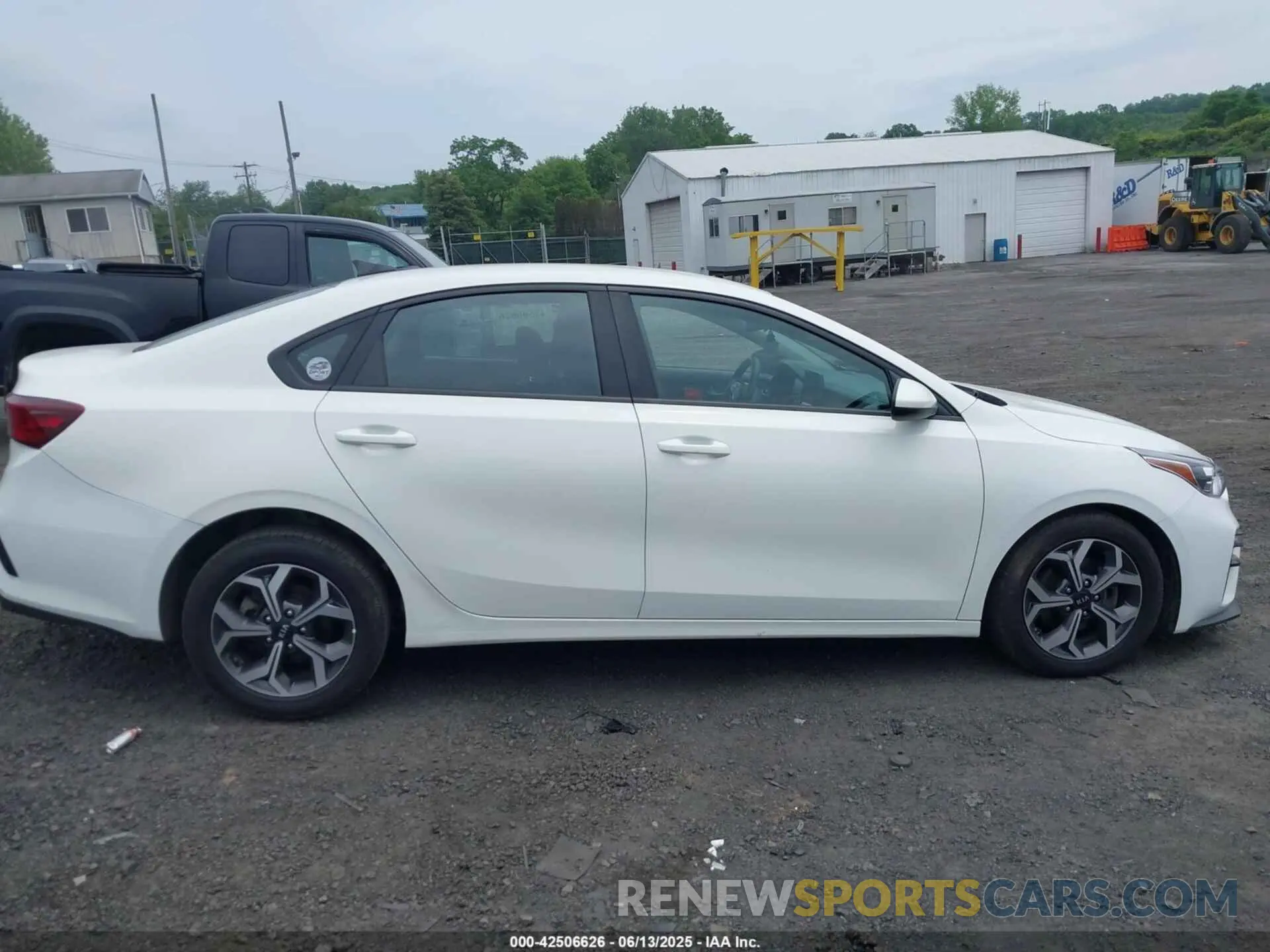 13 fotografías del automóvil dañado 3KPF24AD2LE143976 KIA FORTE 2020
