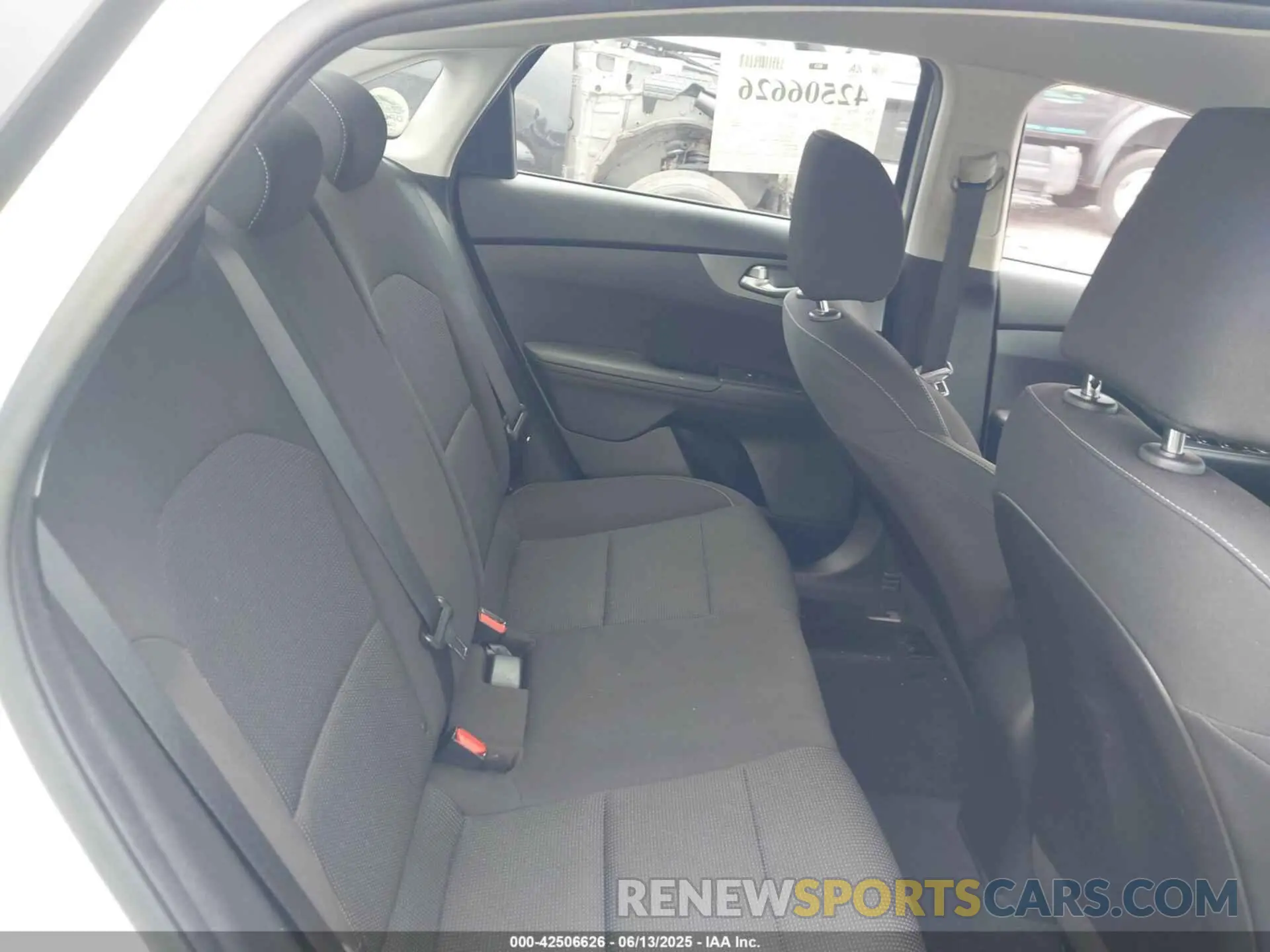8 fotografías del automóvil dañado 3KPF24AD2LE143976 KIA FORTE 2020
