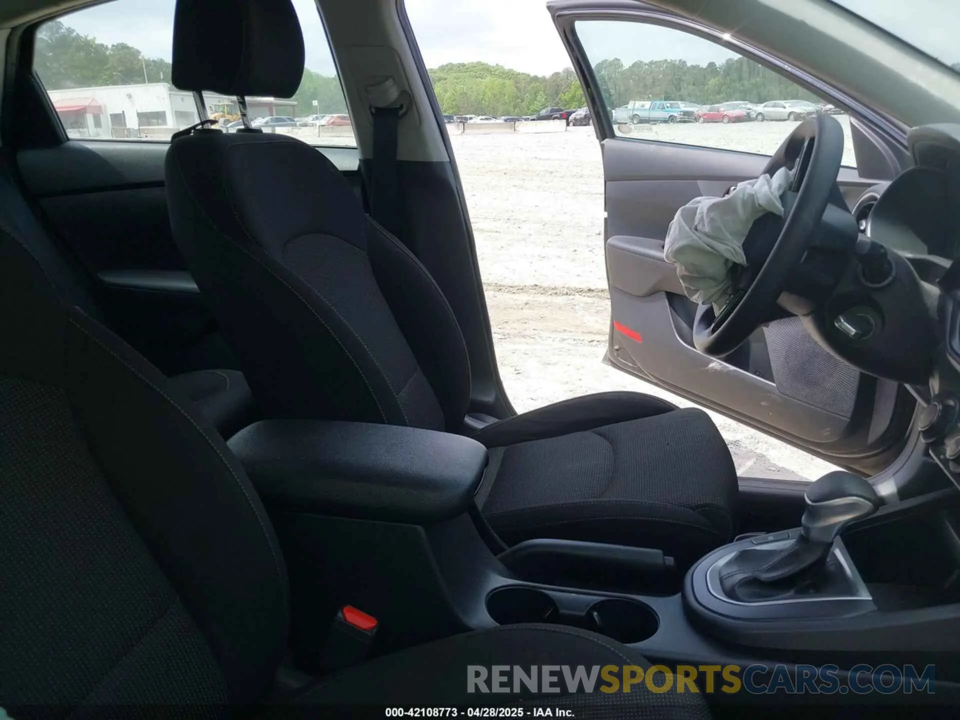 5 fotografías del automóvil dañado 3KPF24AD2LE170966 KIA FORTE 2020
