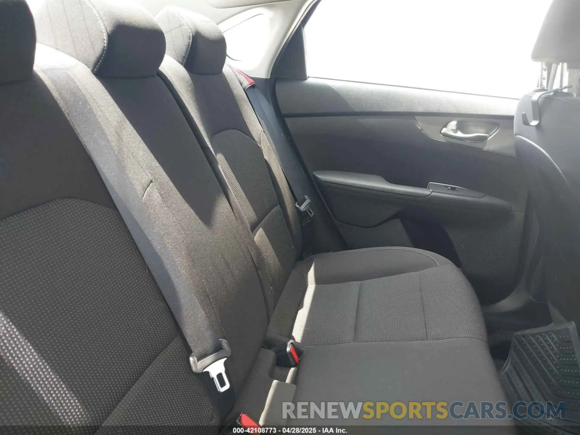 8 fotografías del automóvil dañado 3KPF24AD2LE170966 KIA FORTE 2020