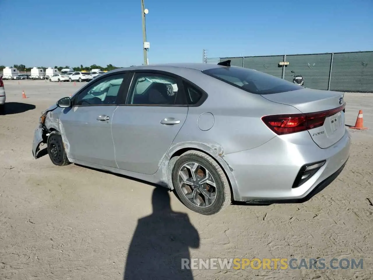 2 fotografías del automóvil dañado 3KPF24AD2LE182583 KIA FORTE 2020