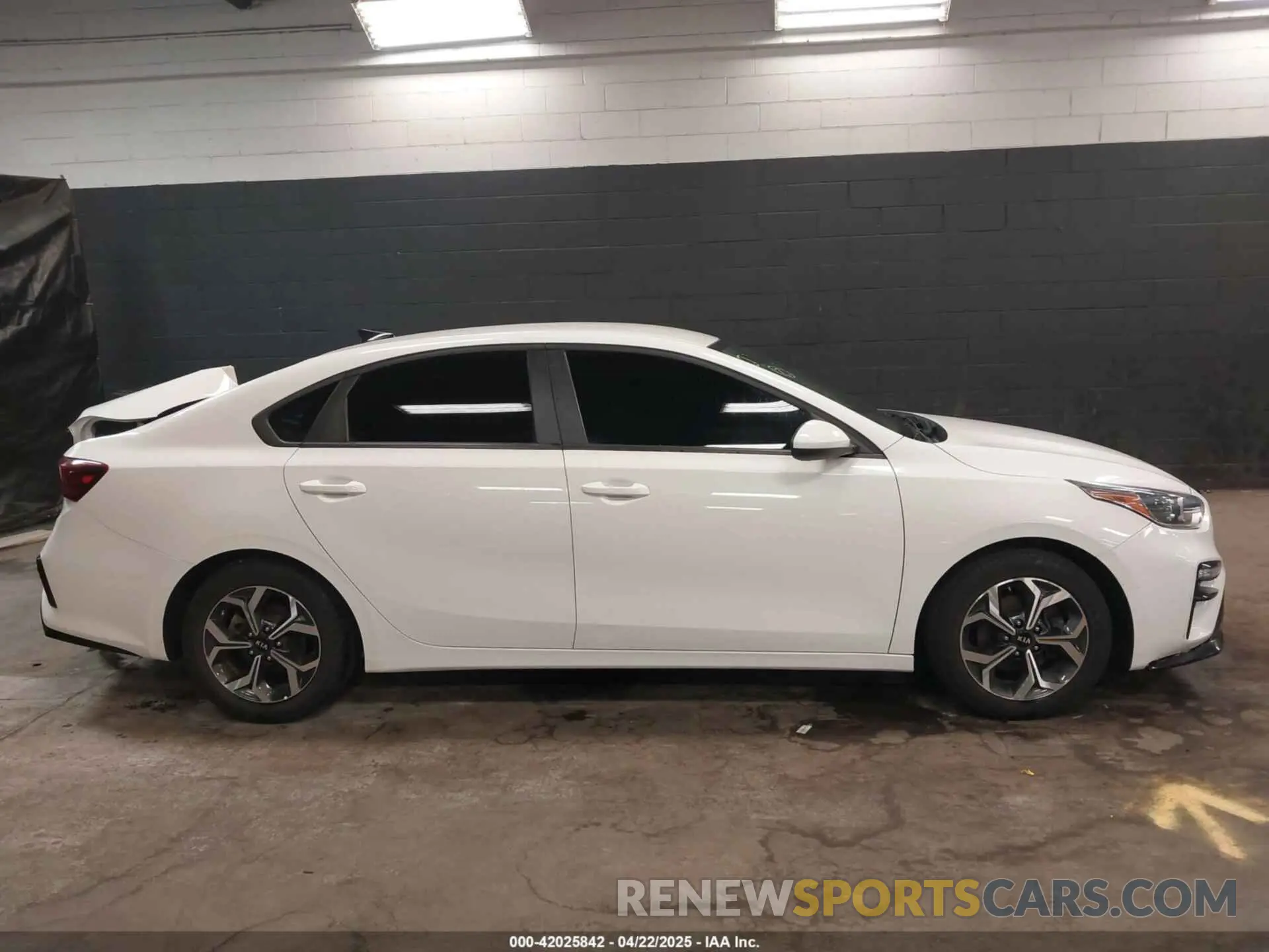 13 fotografías del automóvil dañado 3KPF24AD3LE174606 KIA FORTE 2020