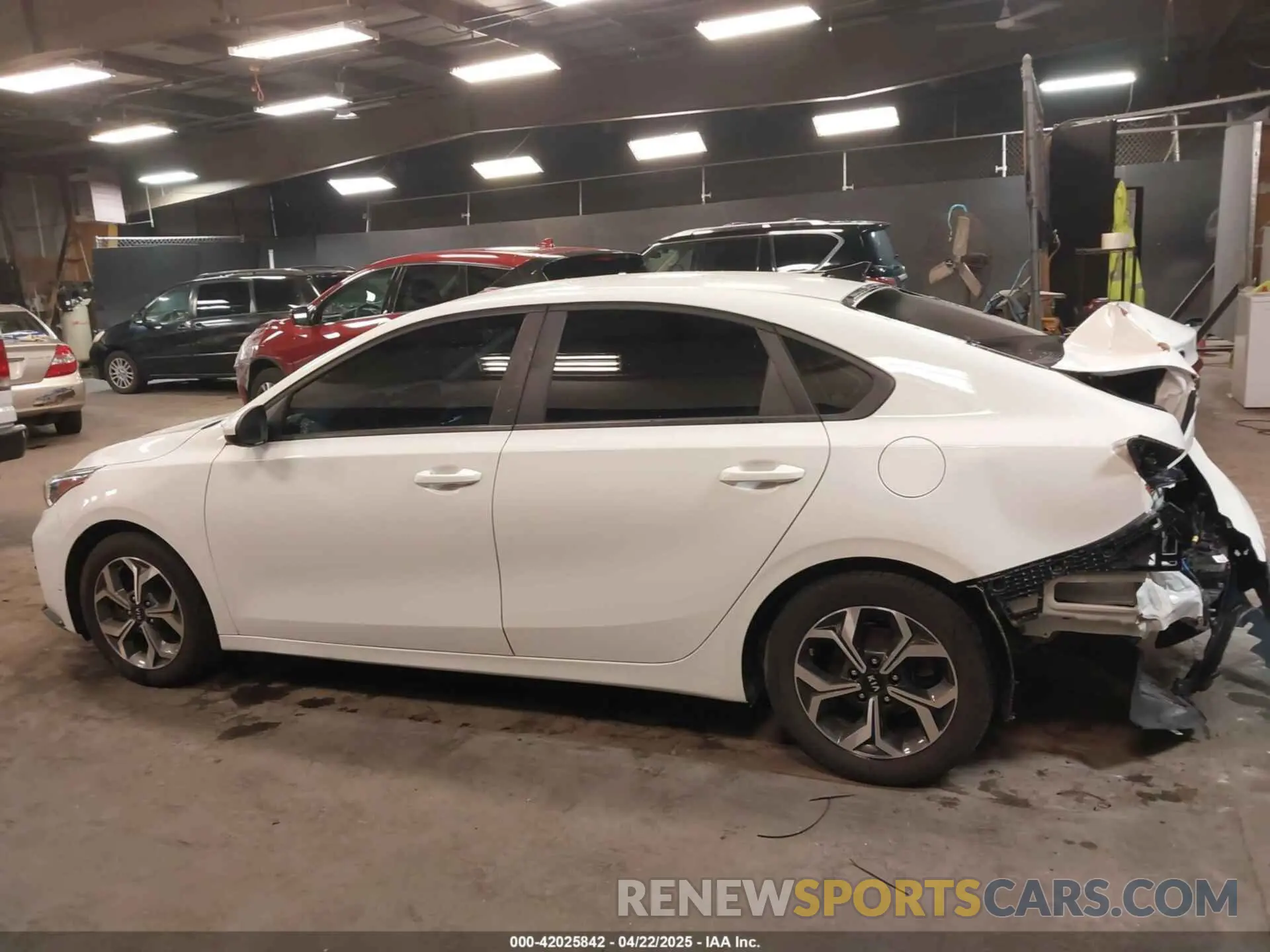 14 fotografías del automóvil dañado 3KPF24AD3LE174606 KIA FORTE 2020
