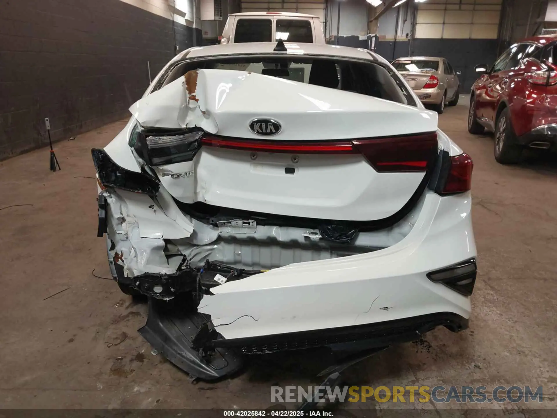 16 fotografías del automóvil dañado 3KPF24AD3LE174606 KIA FORTE 2020