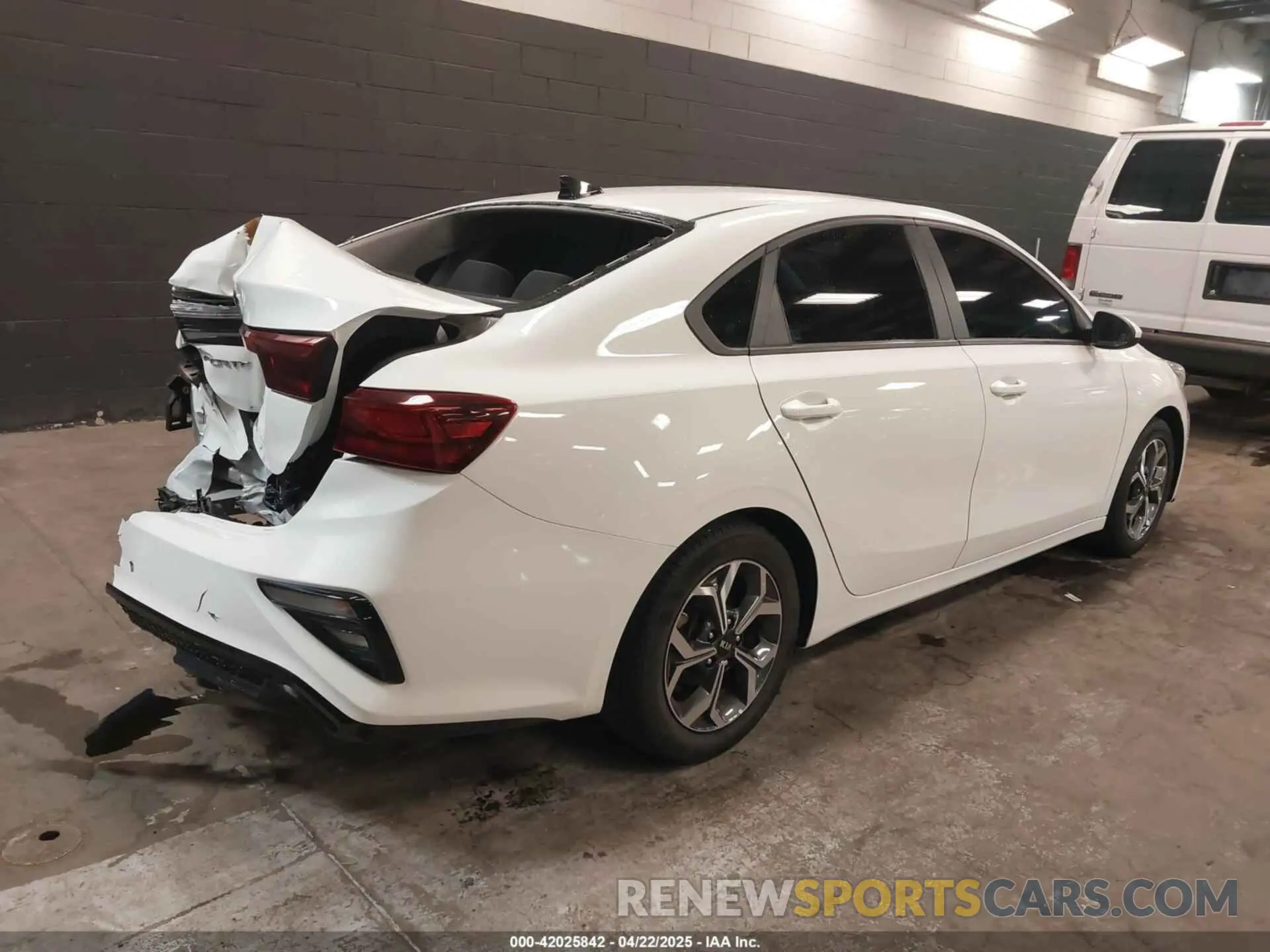 4 fotografías del automóvil dañado 3KPF24AD3LE174606 KIA FORTE 2020