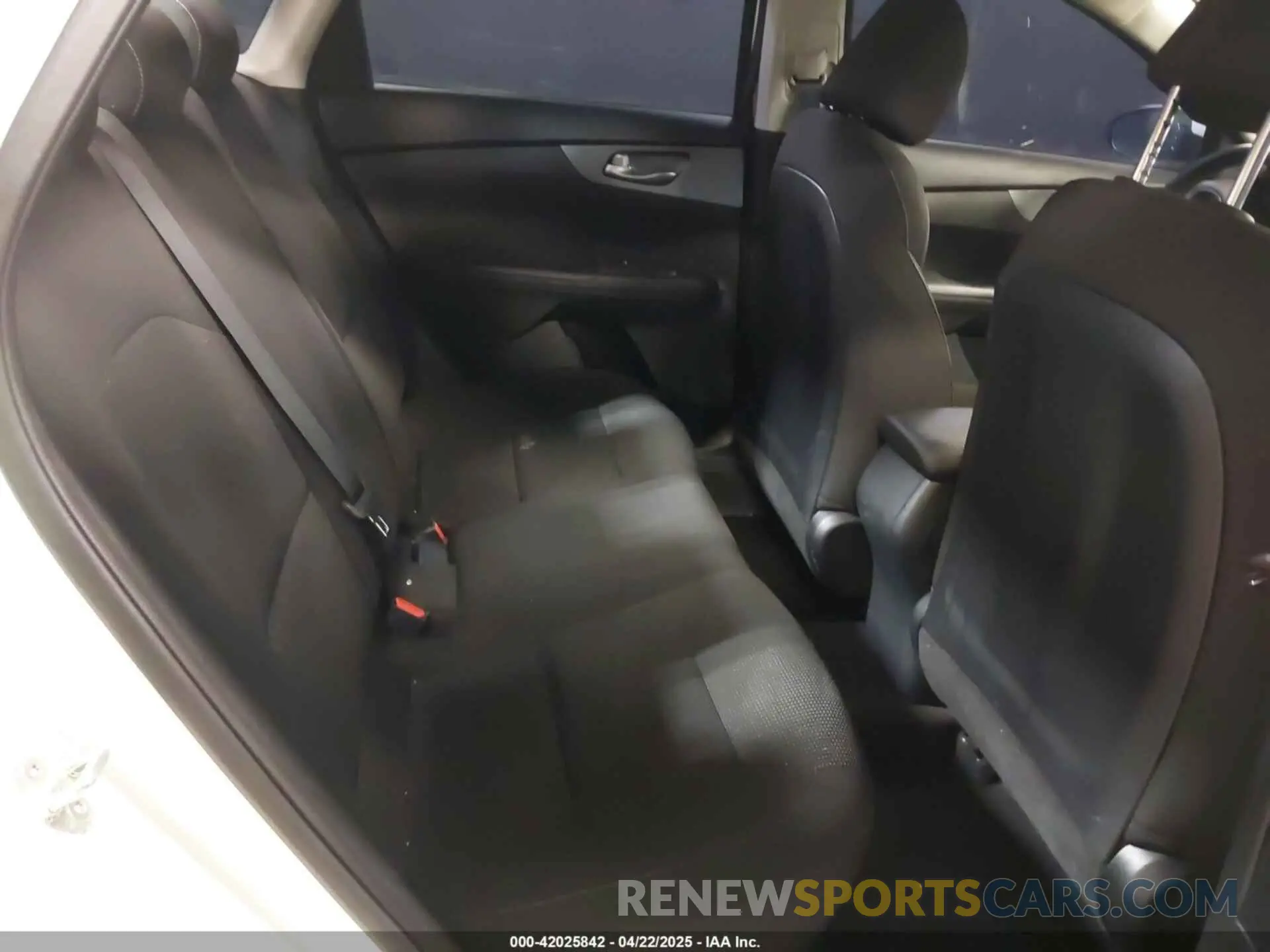 8 fotografías del automóvil dañado 3KPF24AD3LE174606 KIA FORTE 2020