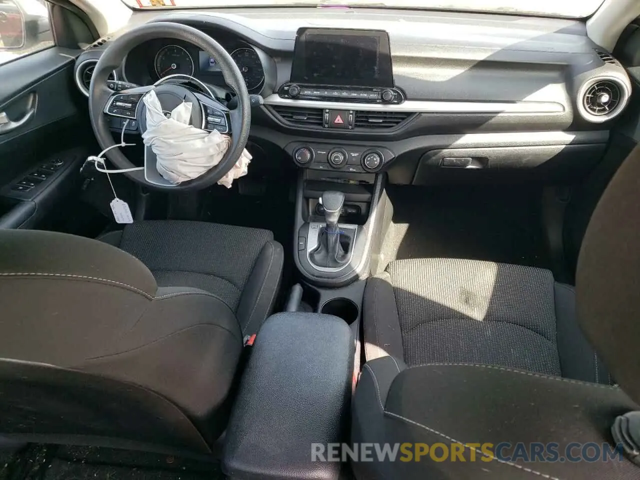 8 fotografías del automóvil dañado 3KPF24AD3LE184729 KIA FORTE 2020
