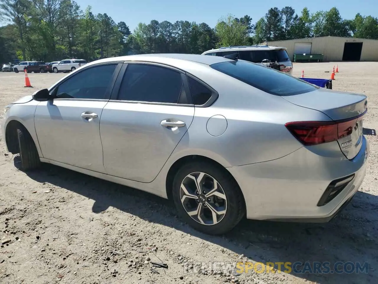 2 fotografías del automóvil dañado 3KPF24AD3LE189431 KIA FORTE 2020