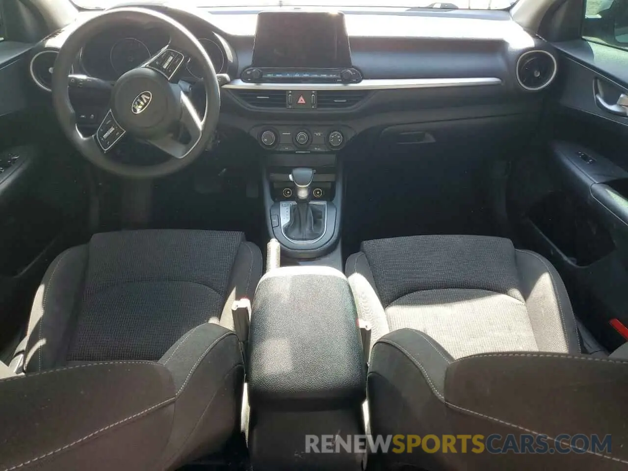 8 fotografías del automóvil dañado 3KPF24AD3LE189431 KIA FORTE 2020