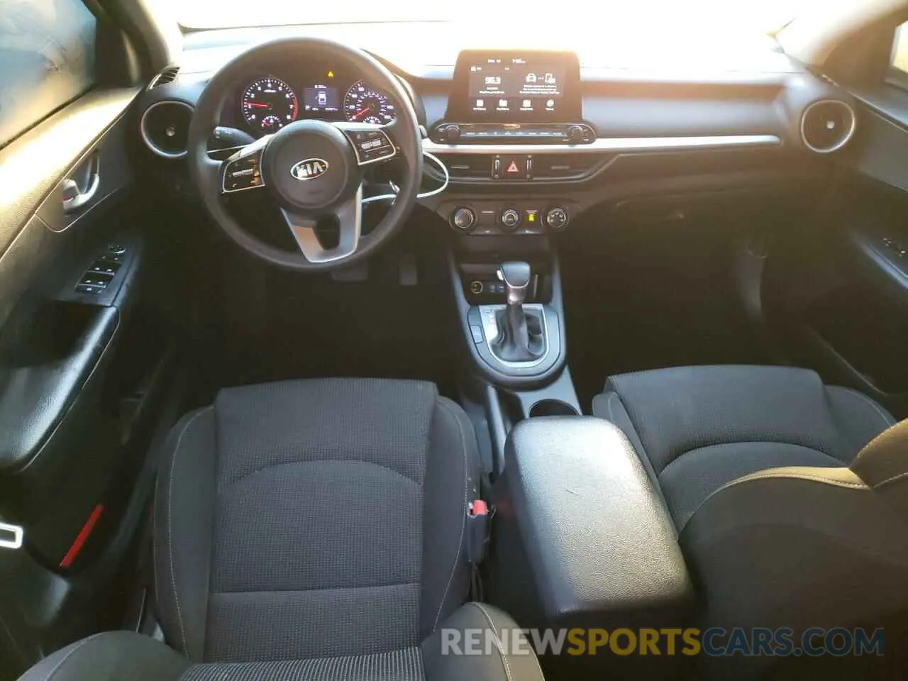 8 fotografías del automóvil dañado 3KPF24AD3LE205515 KIA FORTE 2020