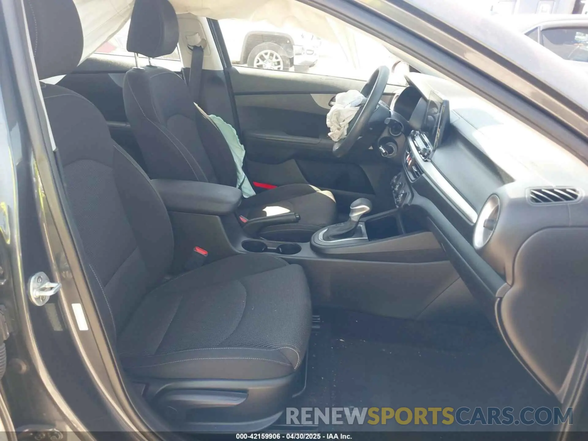 5 fotografías del automóvil dañado 3KPF24AD3LE216854 KIA FORTE 2020