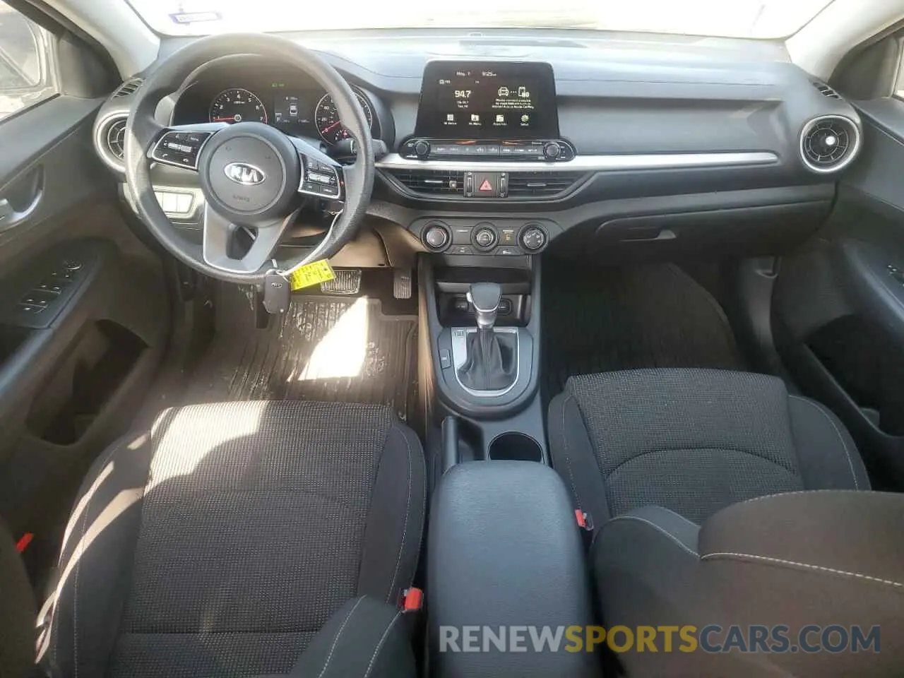 8 fotografías del automóvil dañado 3KPF24AD3LE256495 KIA FORTE 2020