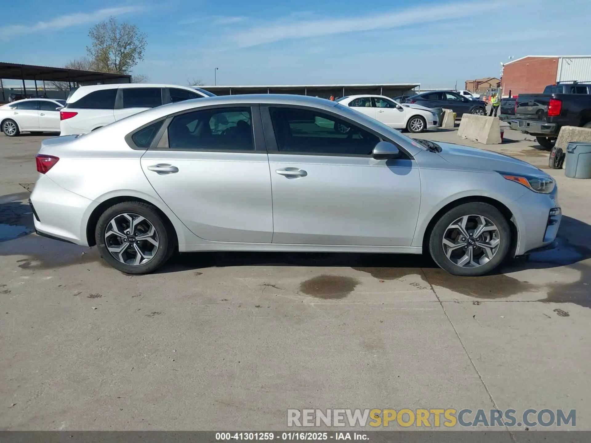 14 fotografías del automóvil dañado 3KPF24AD4LE176851 KIA FORTE 2020