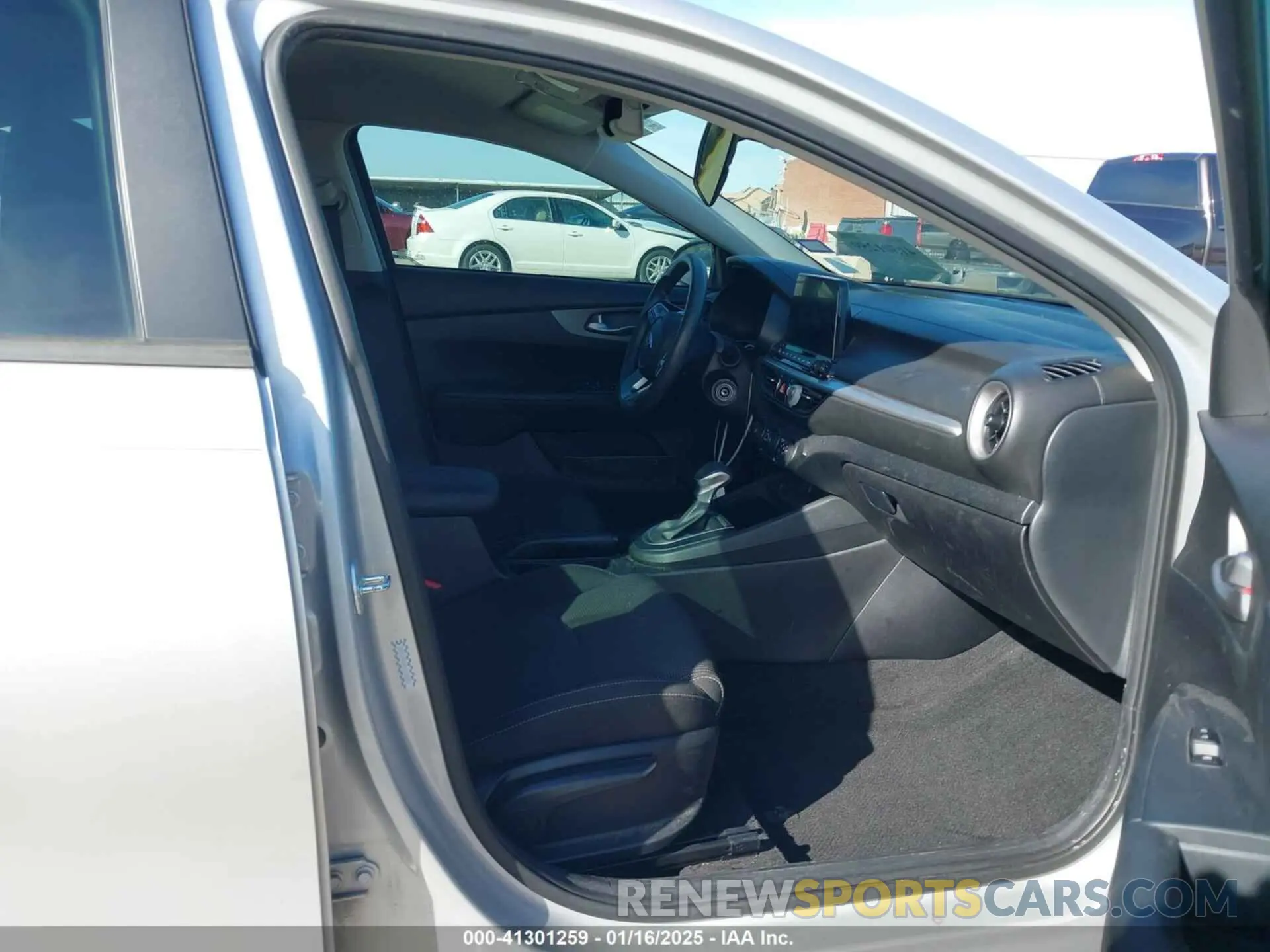 5 fotografías del automóvil dañado 3KPF24AD4LE176851 KIA FORTE 2020