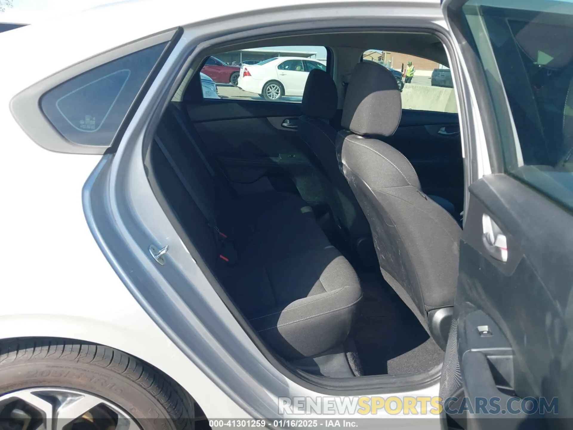 8 fotografías del automóvil dañado 3KPF24AD4LE176851 KIA FORTE 2020