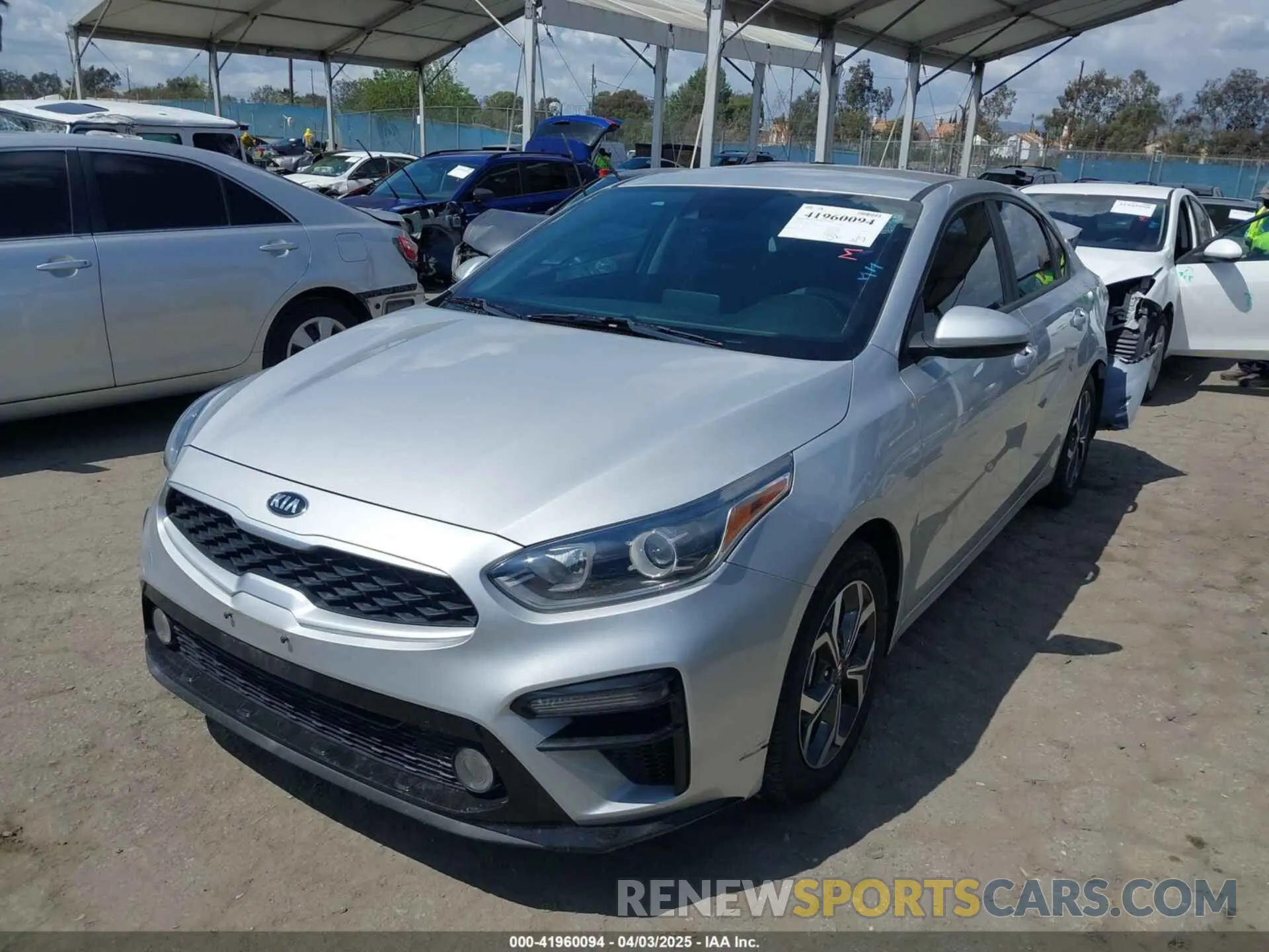 2 fotografías del automóvil dañado 3KPF24AD4LE183668 KIA FORTE 2020