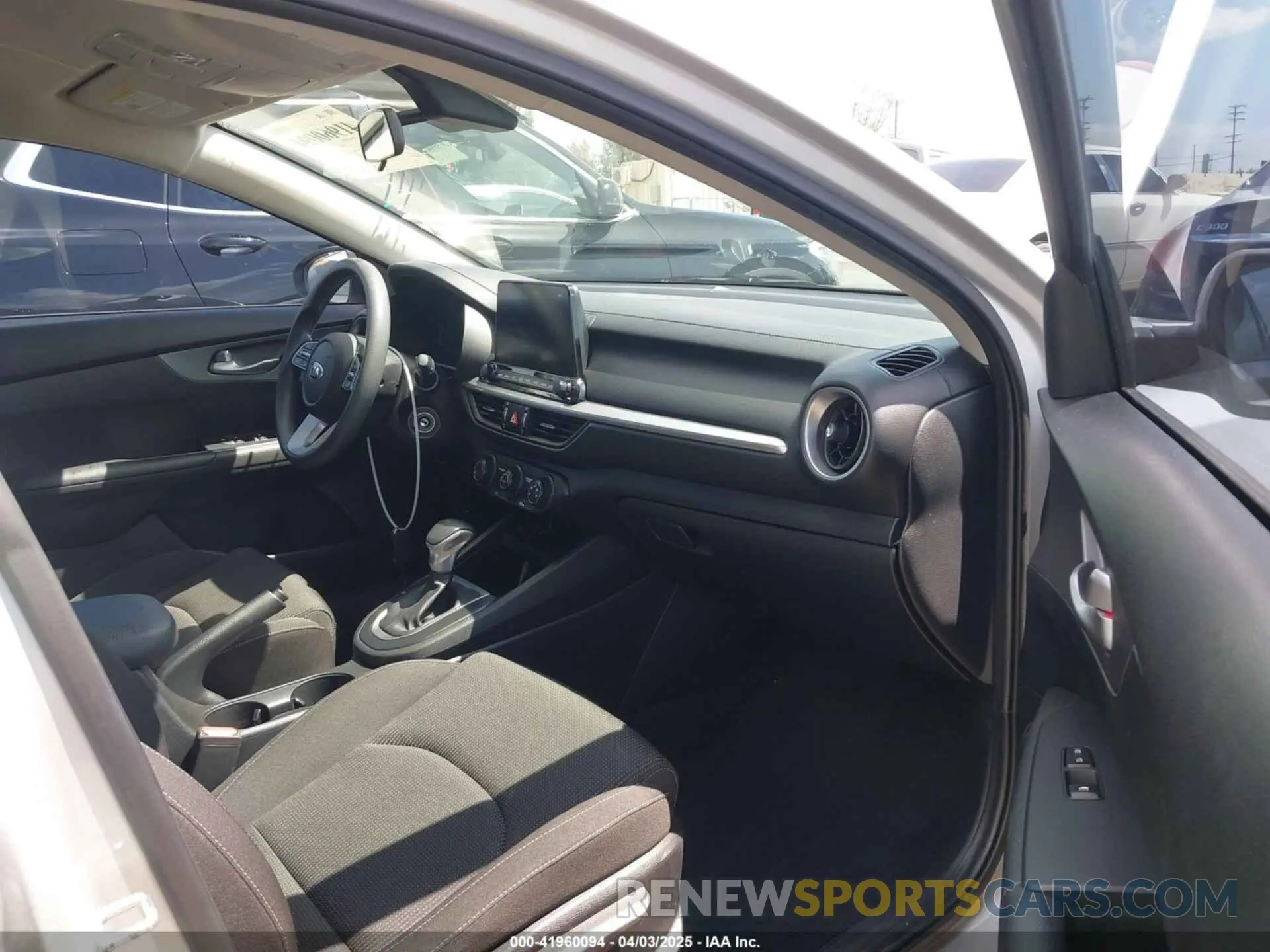 5 fotografías del automóvil dañado 3KPF24AD4LE183668 KIA FORTE 2020