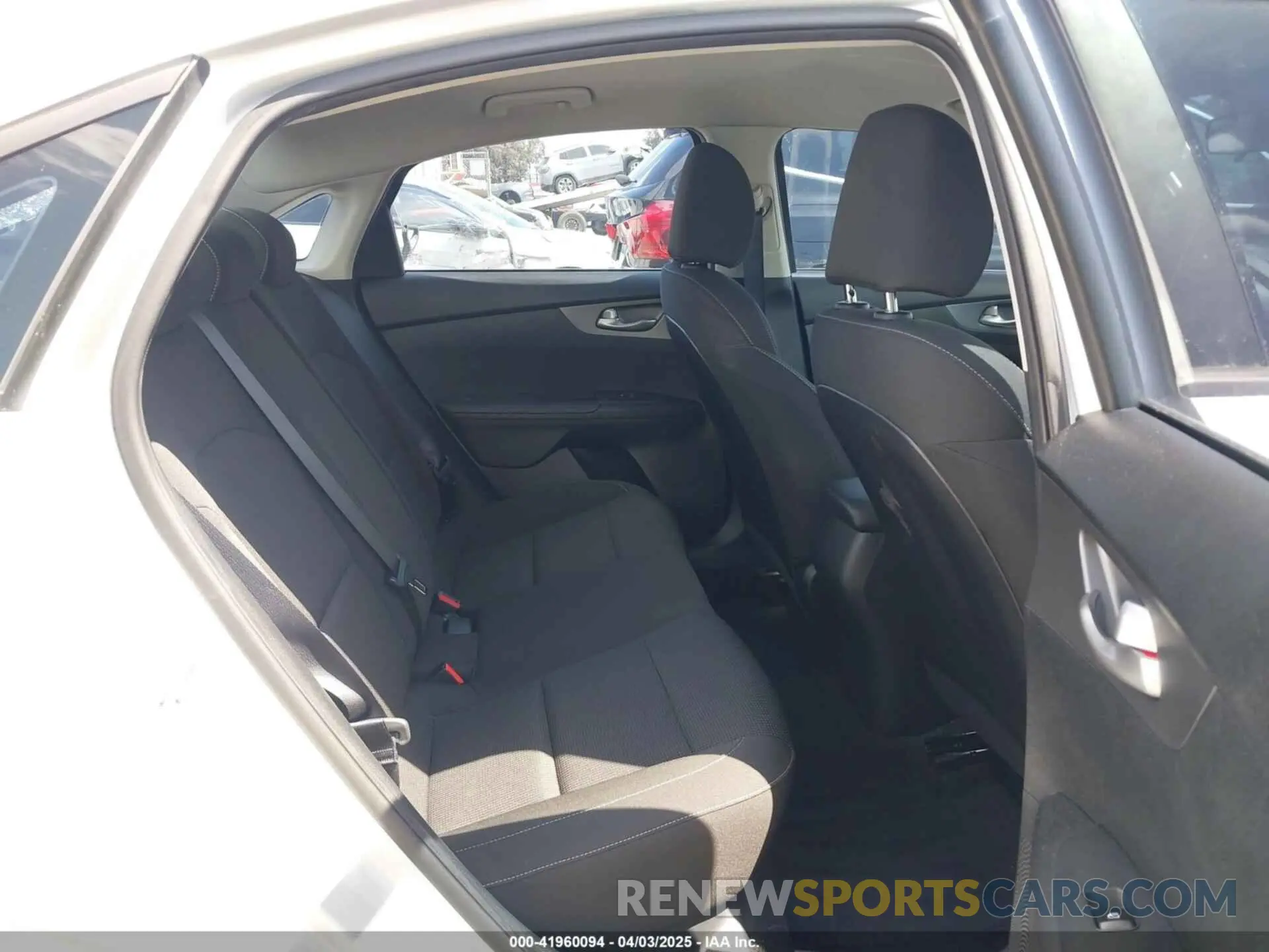8 fotografías del automóvil dañado 3KPF24AD4LE183668 KIA FORTE 2020