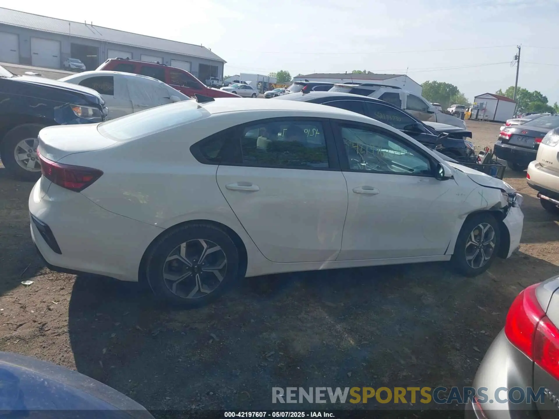 13 fotografías del automóvil dañado 3KPF24AD4LE194251 KIA FORTE 2020