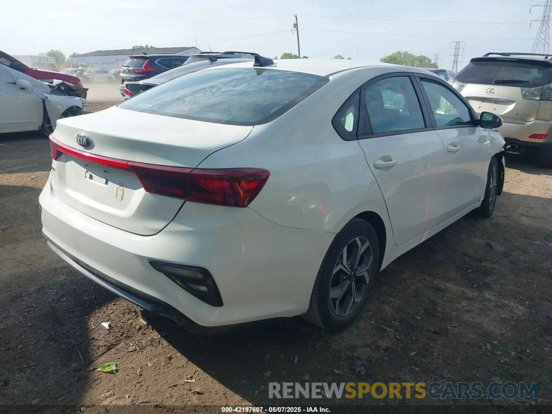 4 fotografías del automóvil dañado 3KPF24AD4LE194251 KIA FORTE 2020