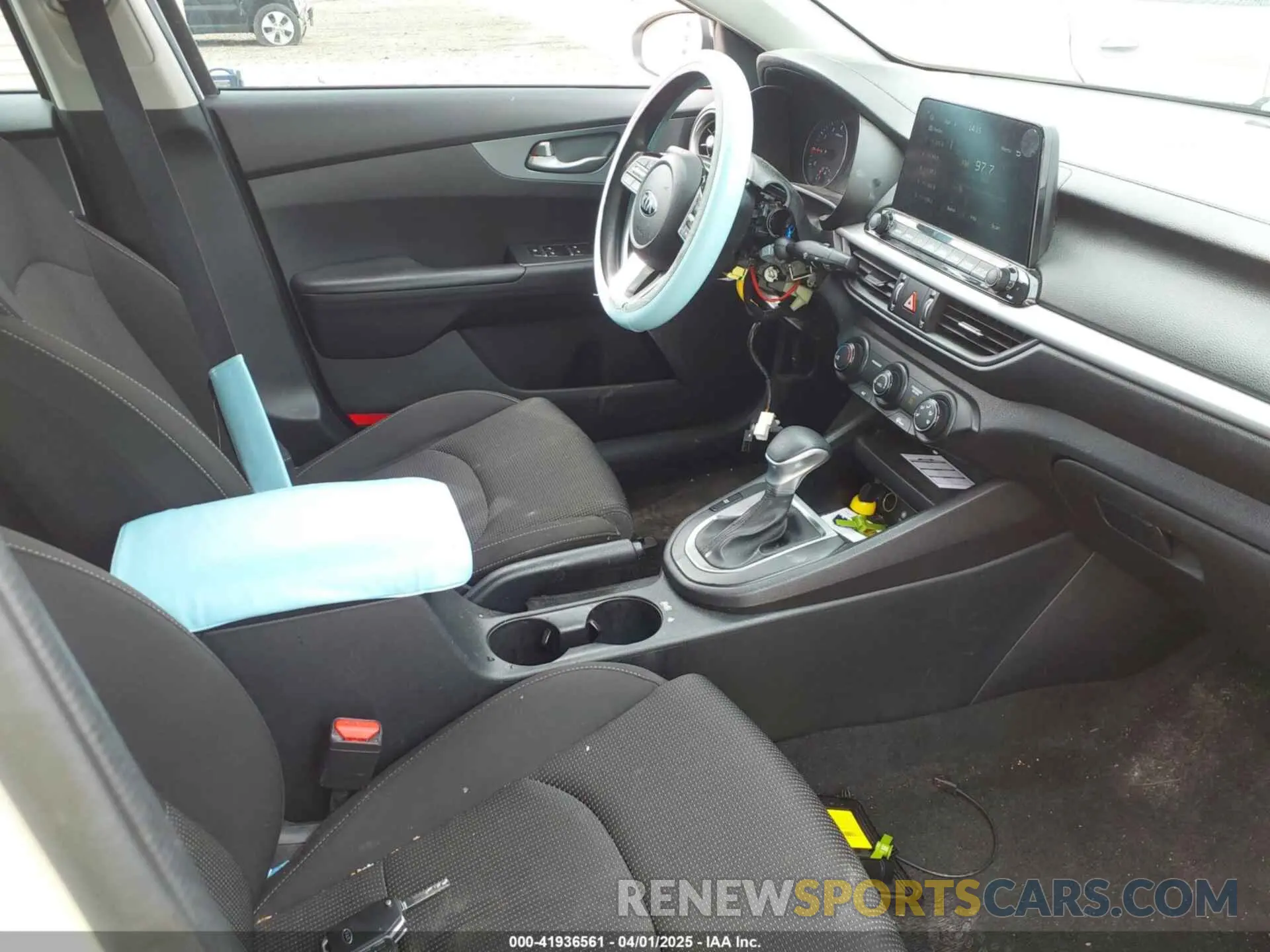 5 fotografías del automóvil dañado 3KPF24AD4LE213719 KIA FORTE 2020