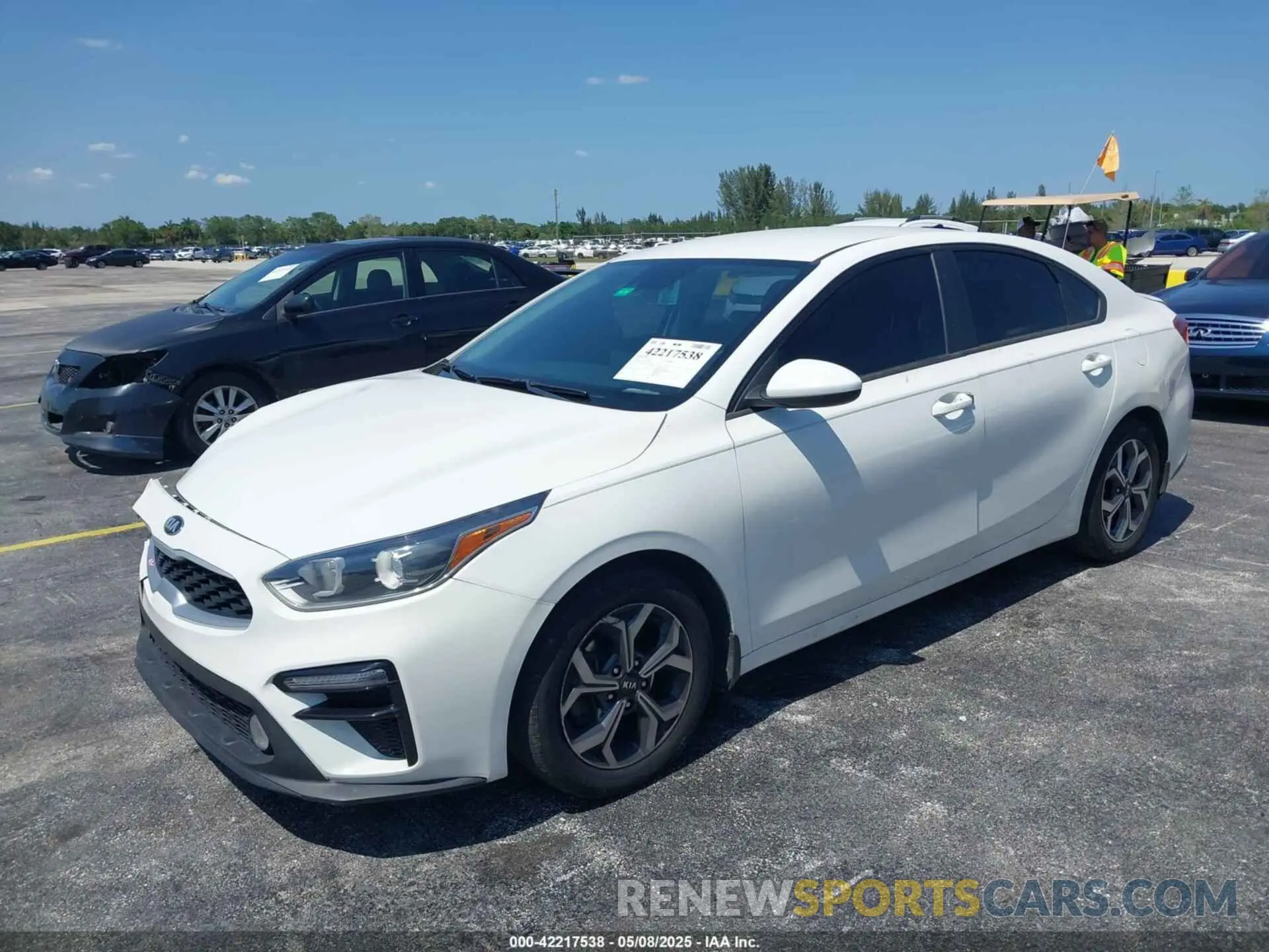 2 fotografías del automóvil dañado 3KPF24AD4LE214109 KIA FORTE 2020
