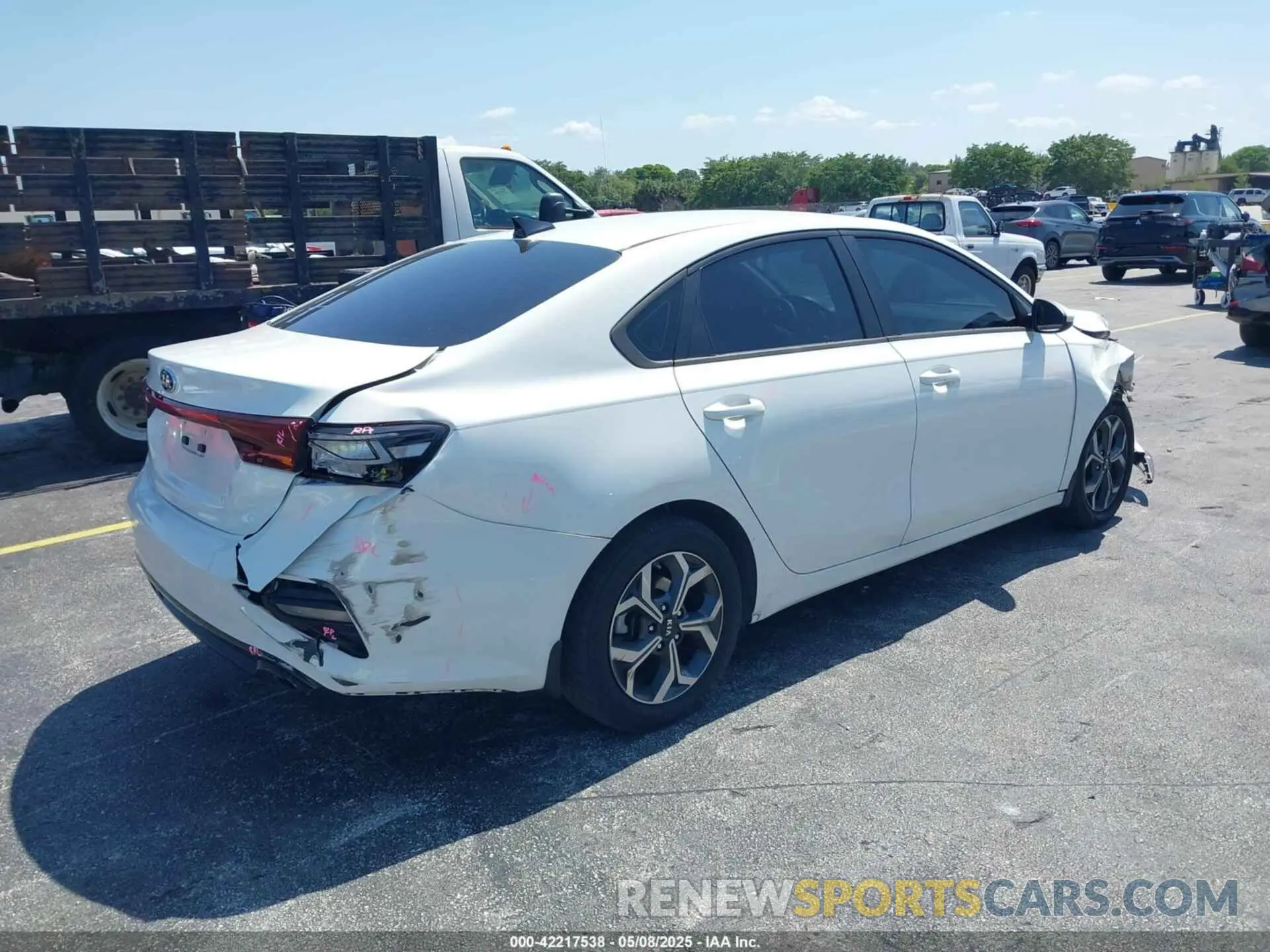 4 fotografías del automóvil dañado 3KPF24AD4LE214109 KIA FORTE 2020