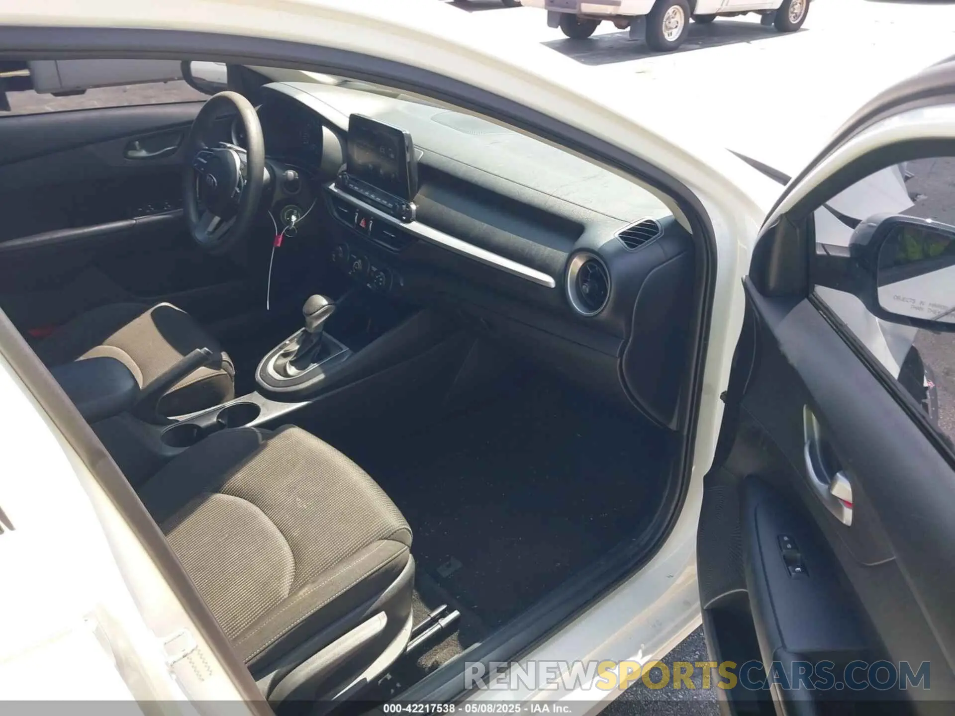 5 fotografías del automóvil dañado 3KPF24AD4LE214109 KIA FORTE 2020