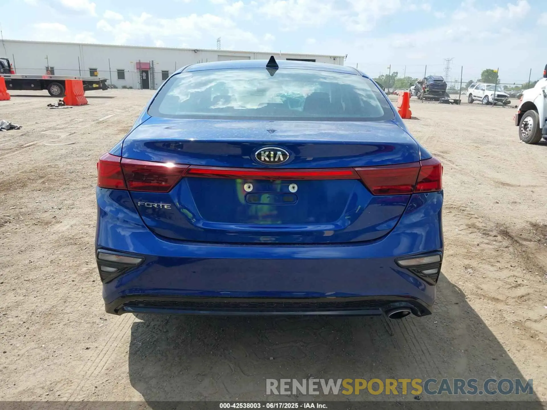 16 fotografías del automóvil dañado 3KPF24AD4LE257896 KIA FORTE 2020