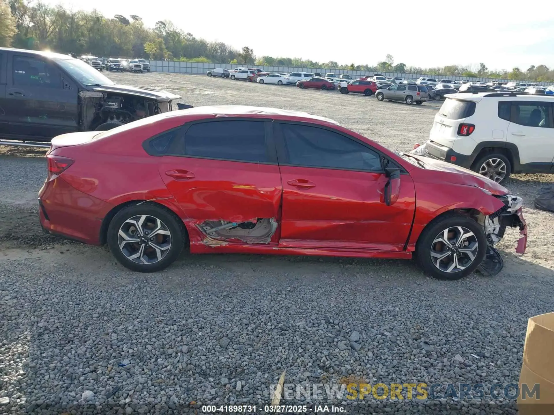 13 fotografías del automóvil dañado 3KPF24AD5LE143213 KIA FORTE 2020