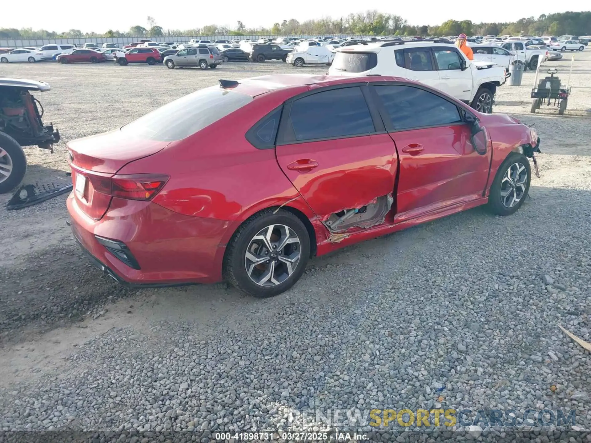 4 fotografías del automóvil dañado 3KPF24AD5LE143213 KIA FORTE 2020