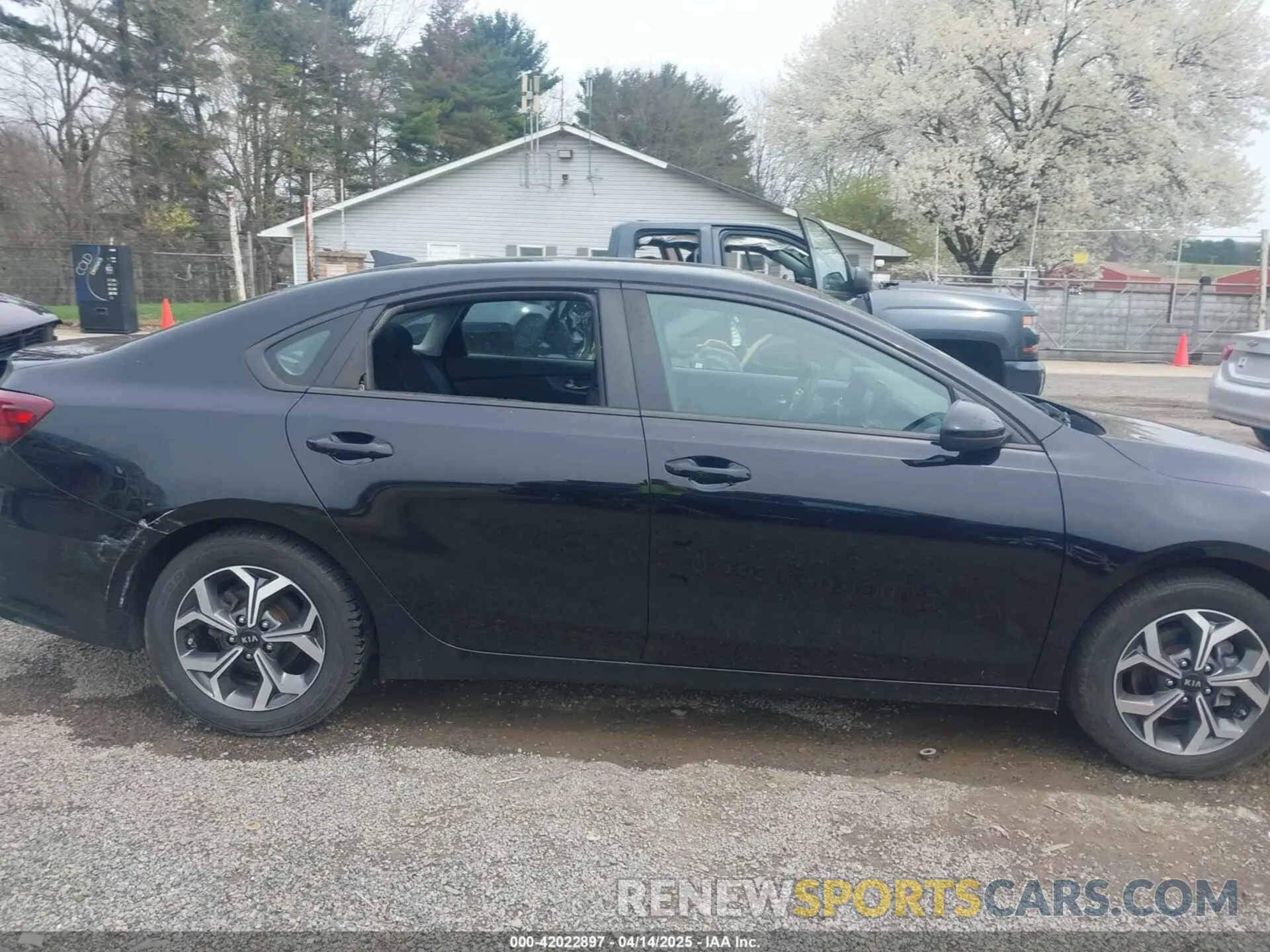 14 fotografías del automóvil dañado 3KPF24AD5LE157001 KIA FORTE 2020