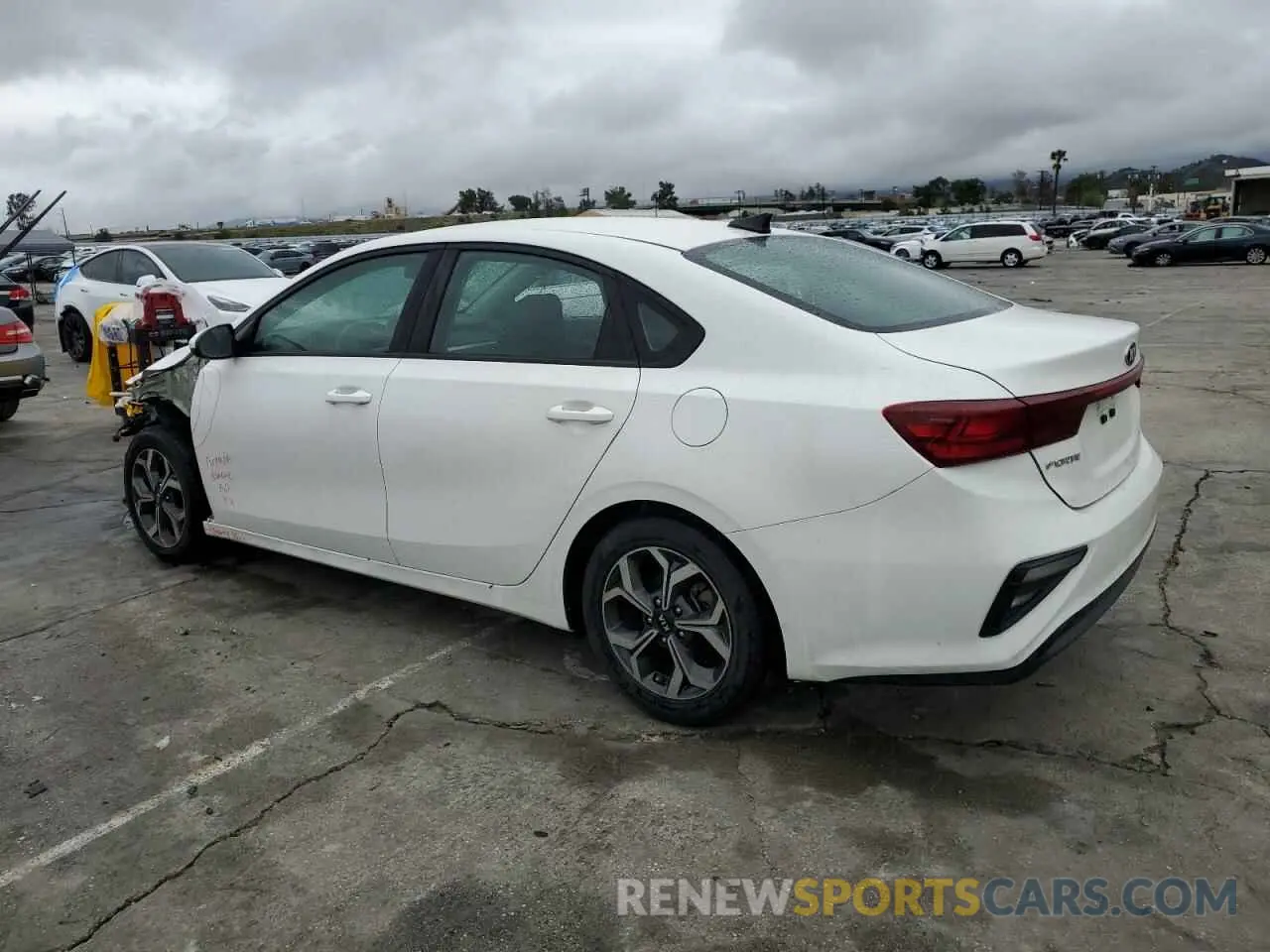 2 fotografías del automóvil dañado 3KPF24AD5LE175319 KIA FORTE 2020