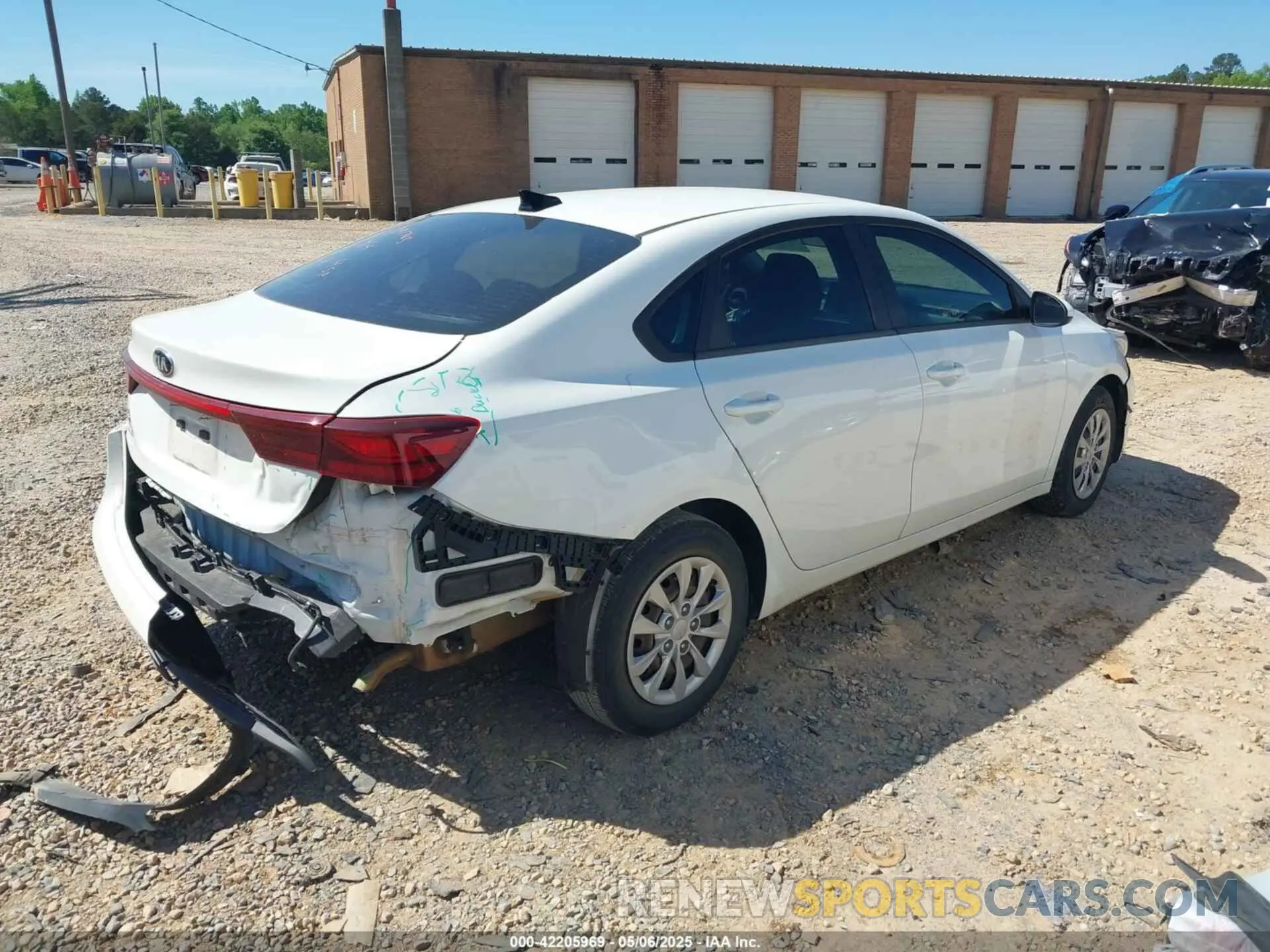 4 fotografías del automóvil dañado 3KPF24AD5LE184392 KIA FORTE 2020